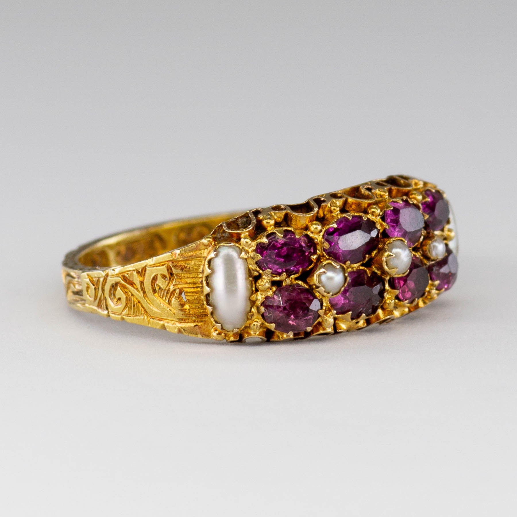 Bague victorienne en or 15 carats, grenat et perle, datant de 1891