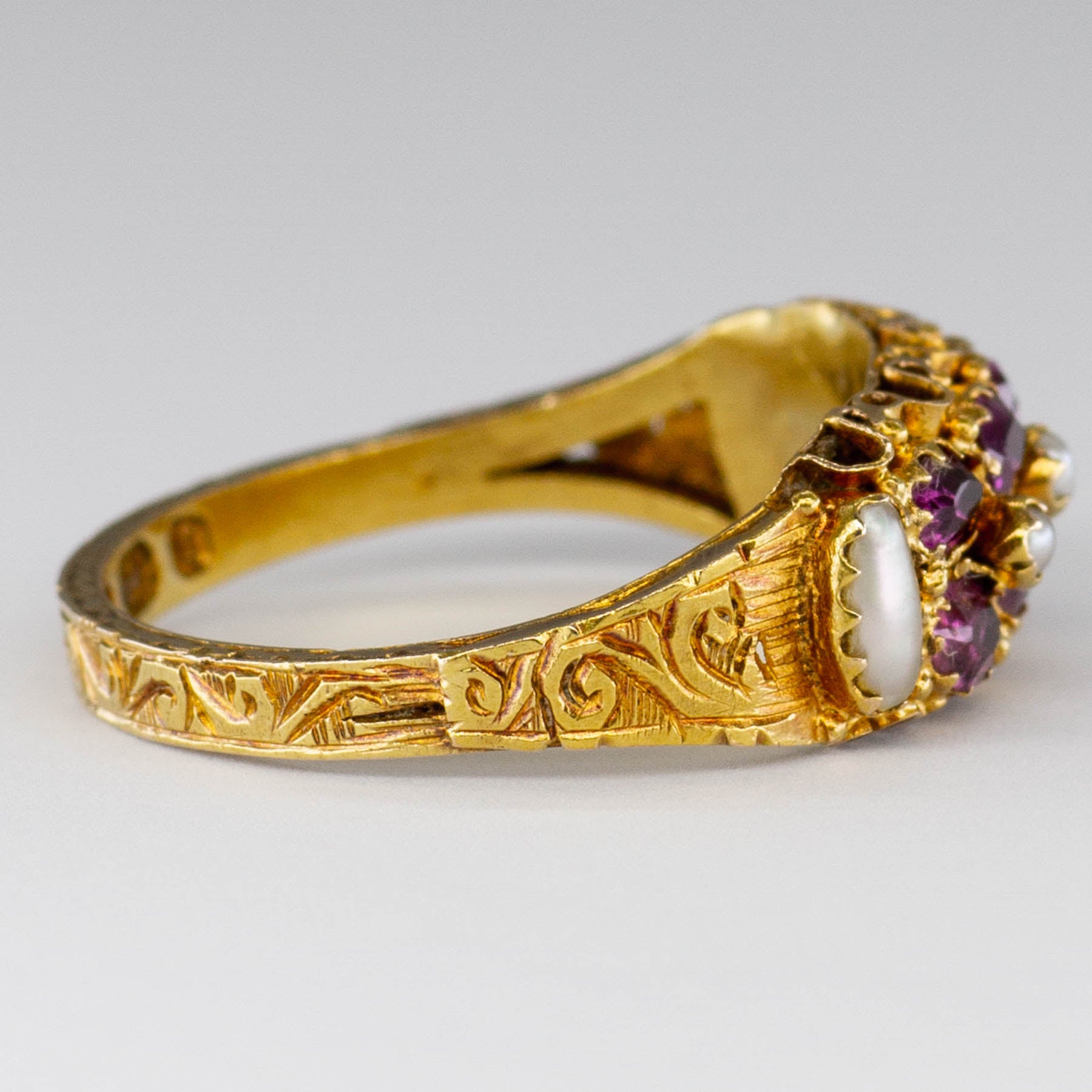 Bague victorienne en or 15 carats, grenat et perle, datant de 1891