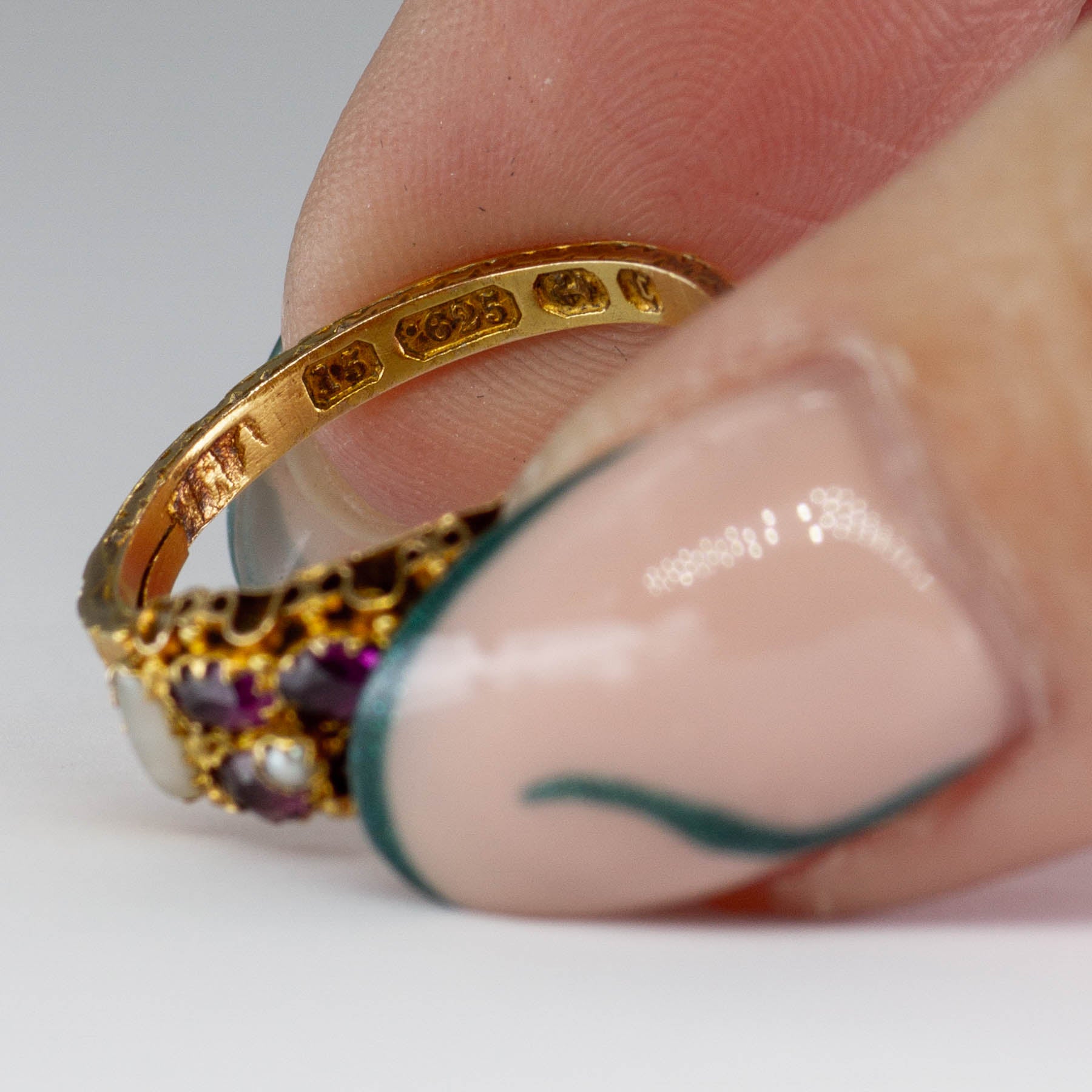 Bague victorienne en or 15 carats, grenat et perle, datant de 1891