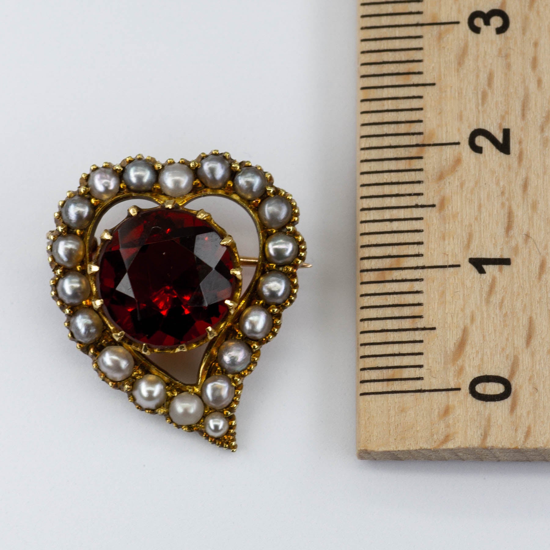 Broche/pendentif Cœur de Sorcière en Grenat et Perle, or 15 carats (1927) | 6,35 ct