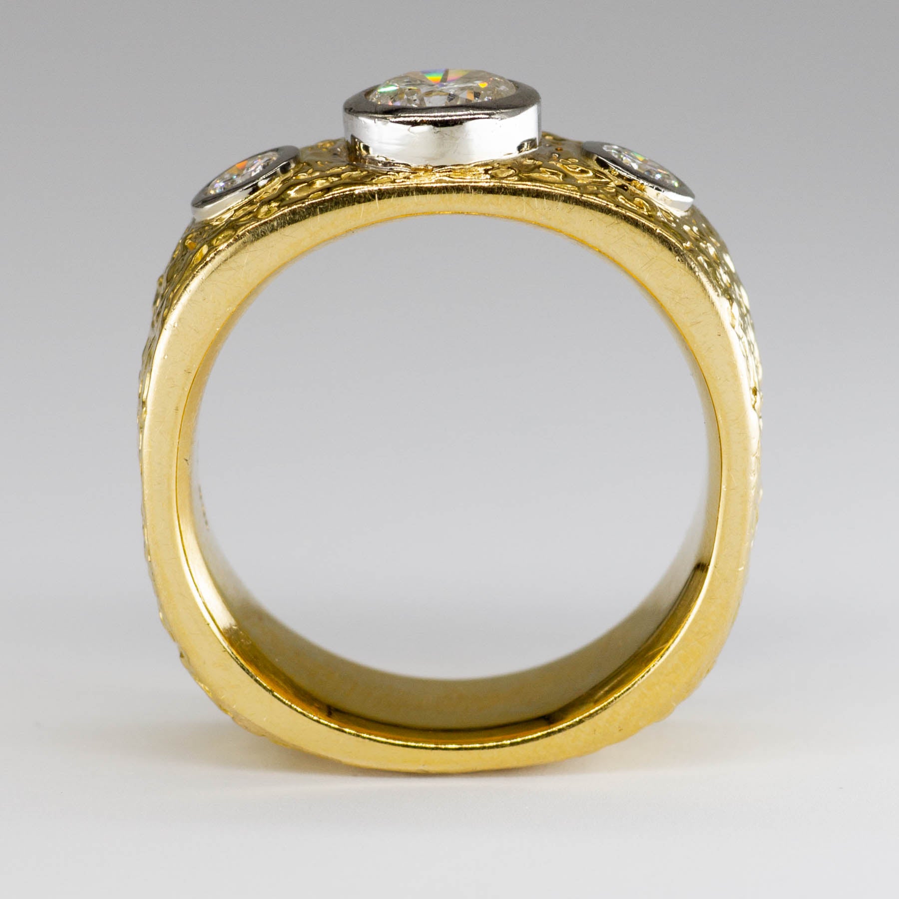 Bague large à trois diamants sertis clos | 1,43 ct au total | Taille 9,75 |