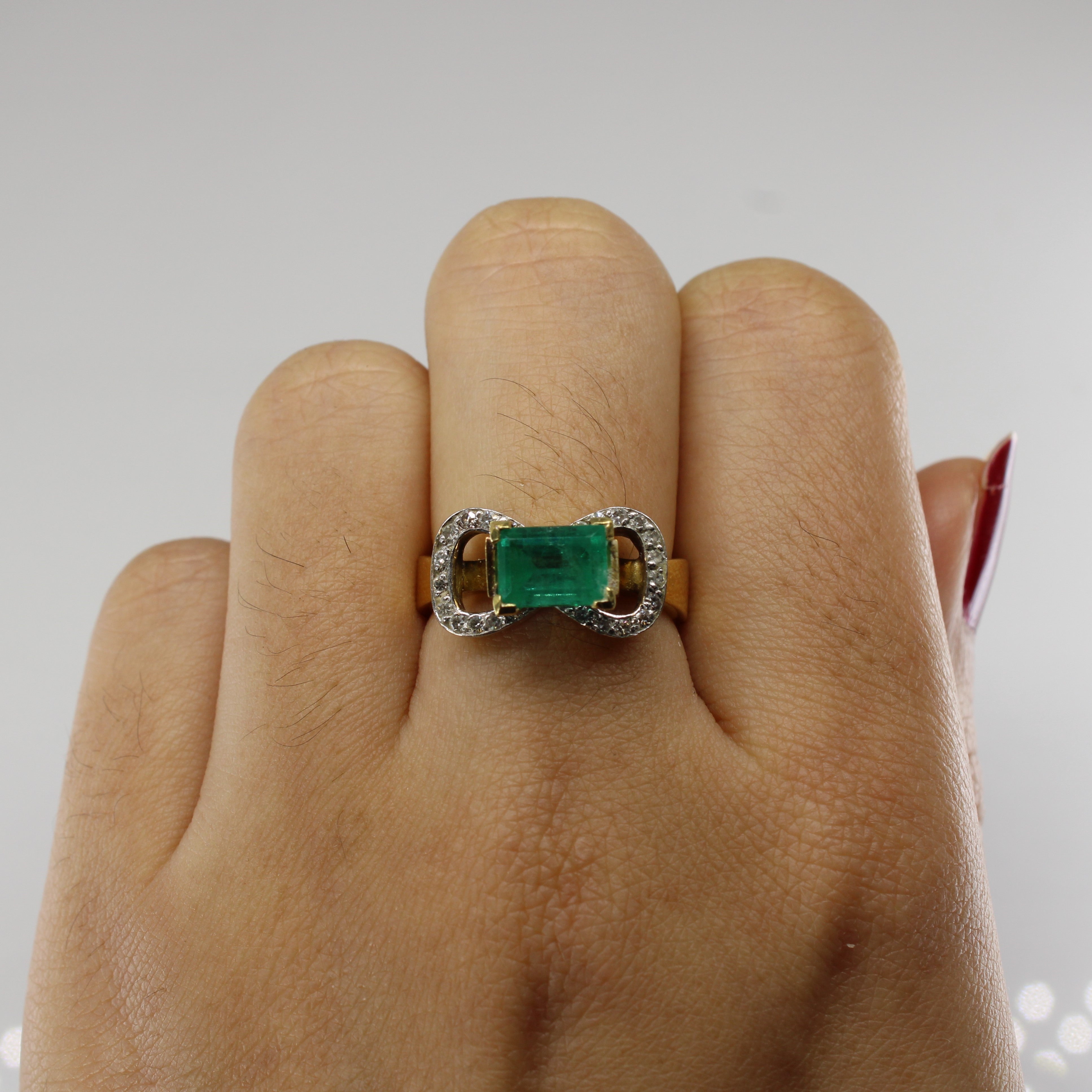 Bague nœud papillon émeraude et diamants | 1,20 ct | 0,24 ct au total | Taille 6,5 |