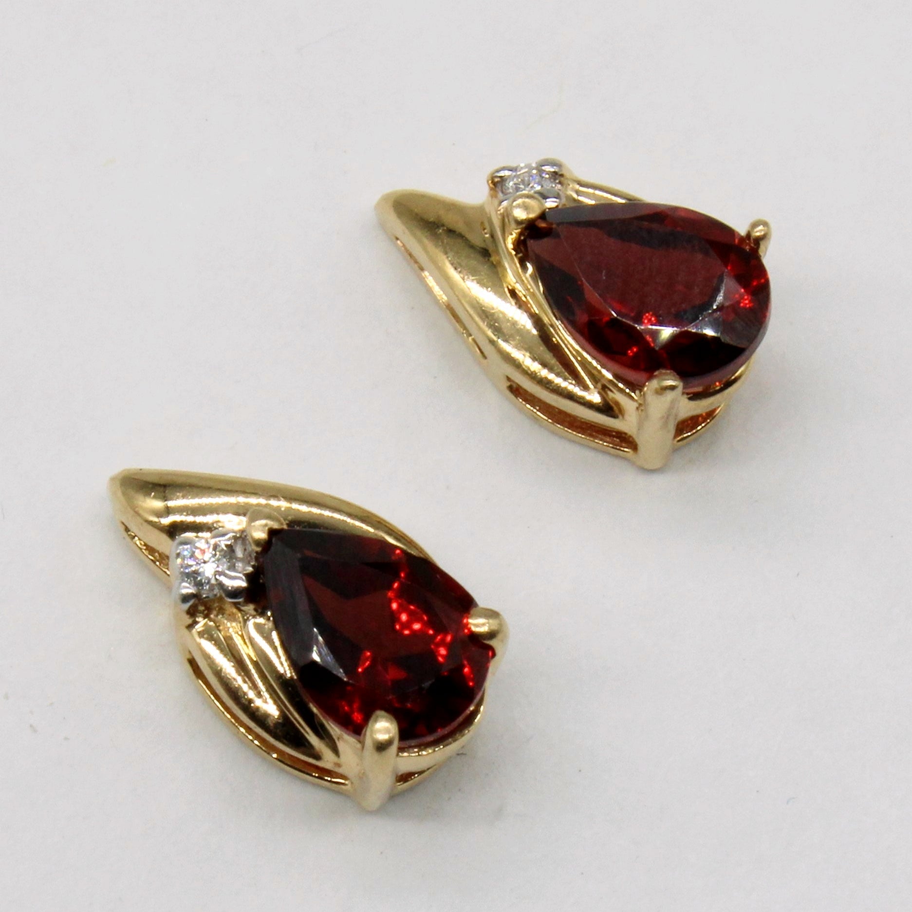 Boucles d'oreilles en grenat et diamants | 2,00 ct, 0,02 ct |