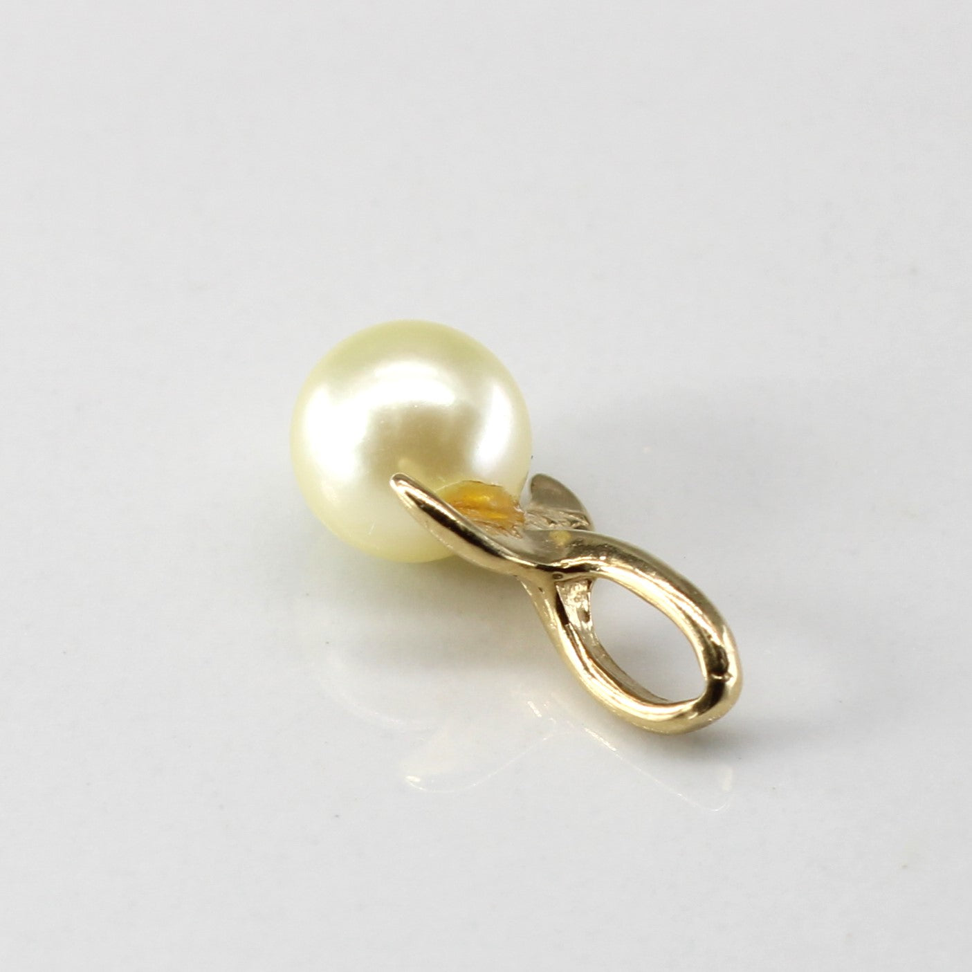 Pearl Fin Gold Pendant