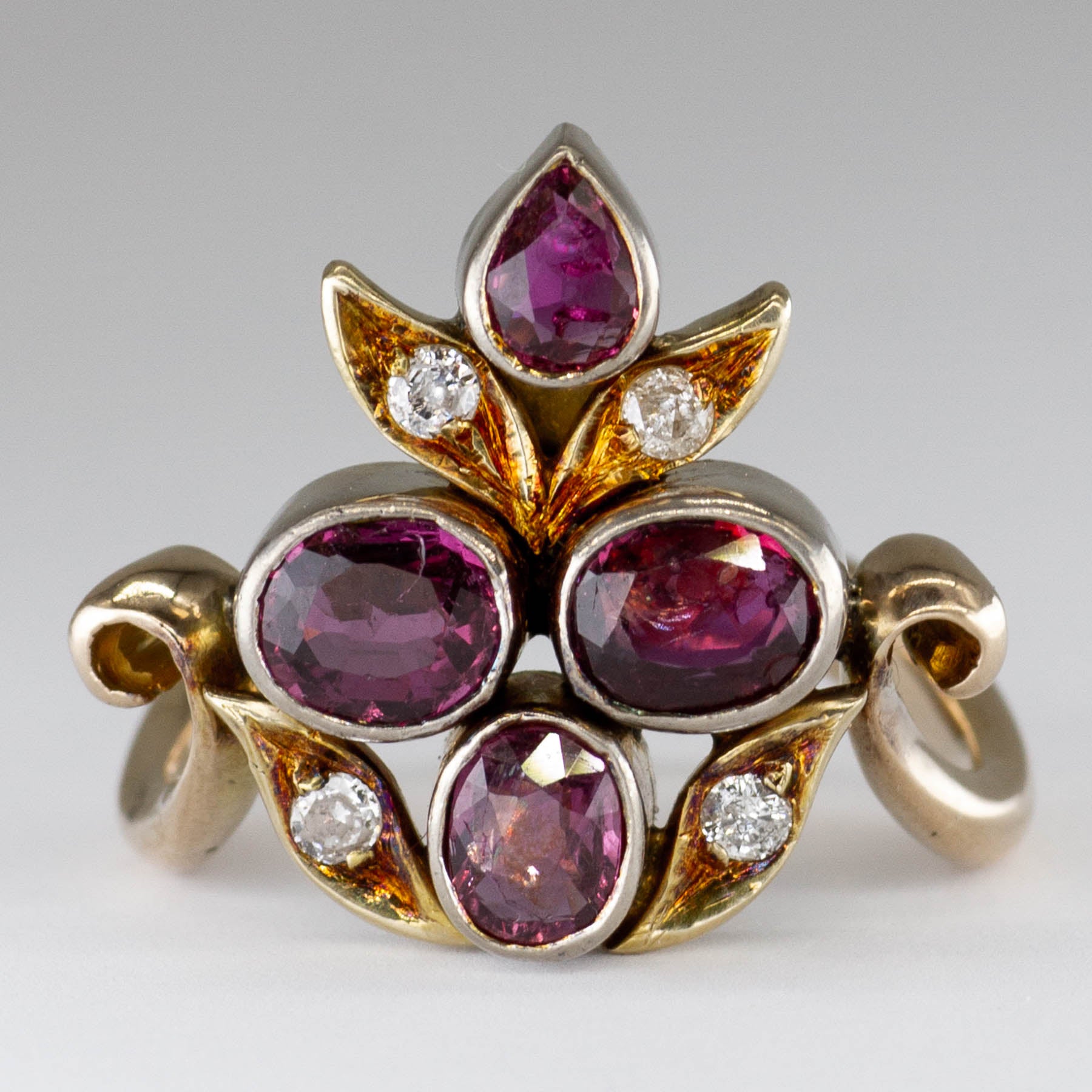 Bague ancienne en rubis et diamants | 2,2 ct, 0,15 ct | Taille 7 |