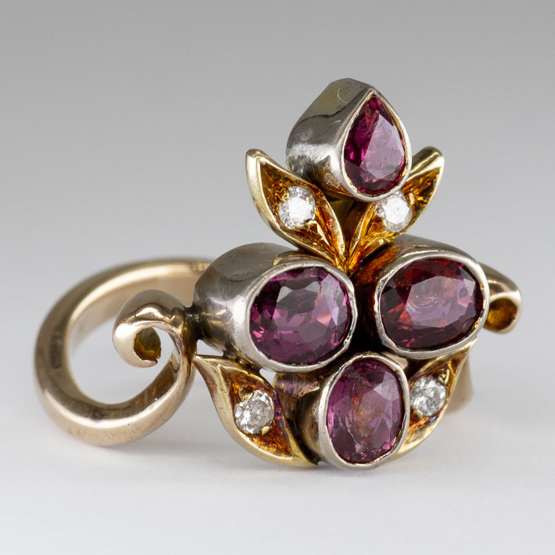 Bague ancienne en rubis et diamants | 2,2 ct, 0,15 ct | Taille 7 |