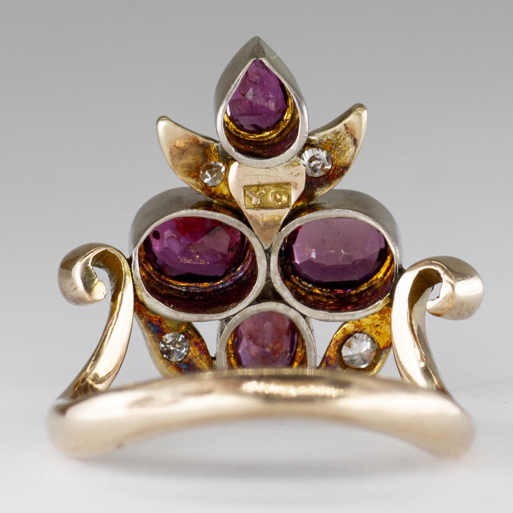 Bague ancienne en rubis et diamants | 2,2 ct, 0,15 ct | Taille 7 |
