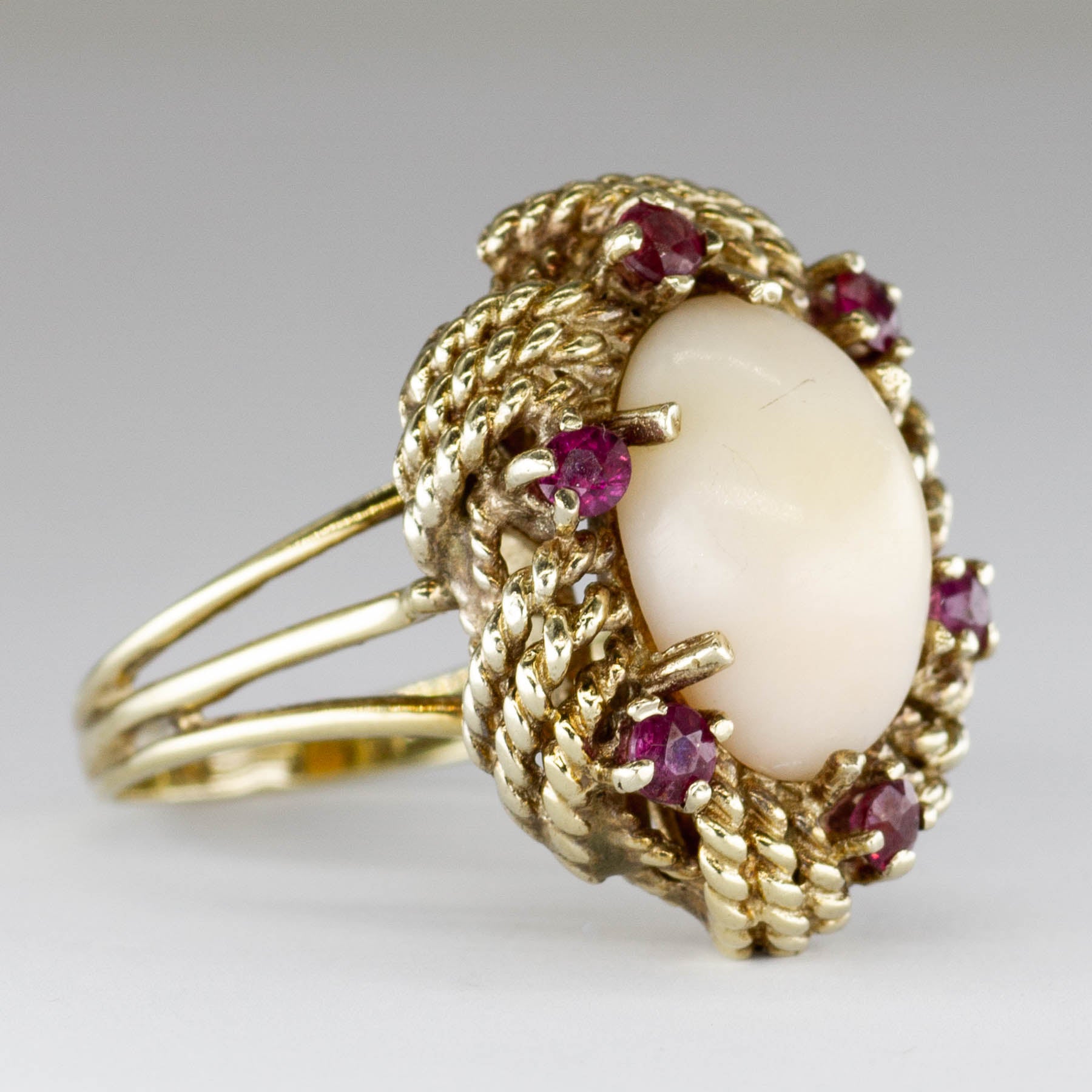 Bague cocktail en or 14 carats avec cabochon de corail et rubis | 4,2 ct au total, 0,6 ct au total | Taille 7