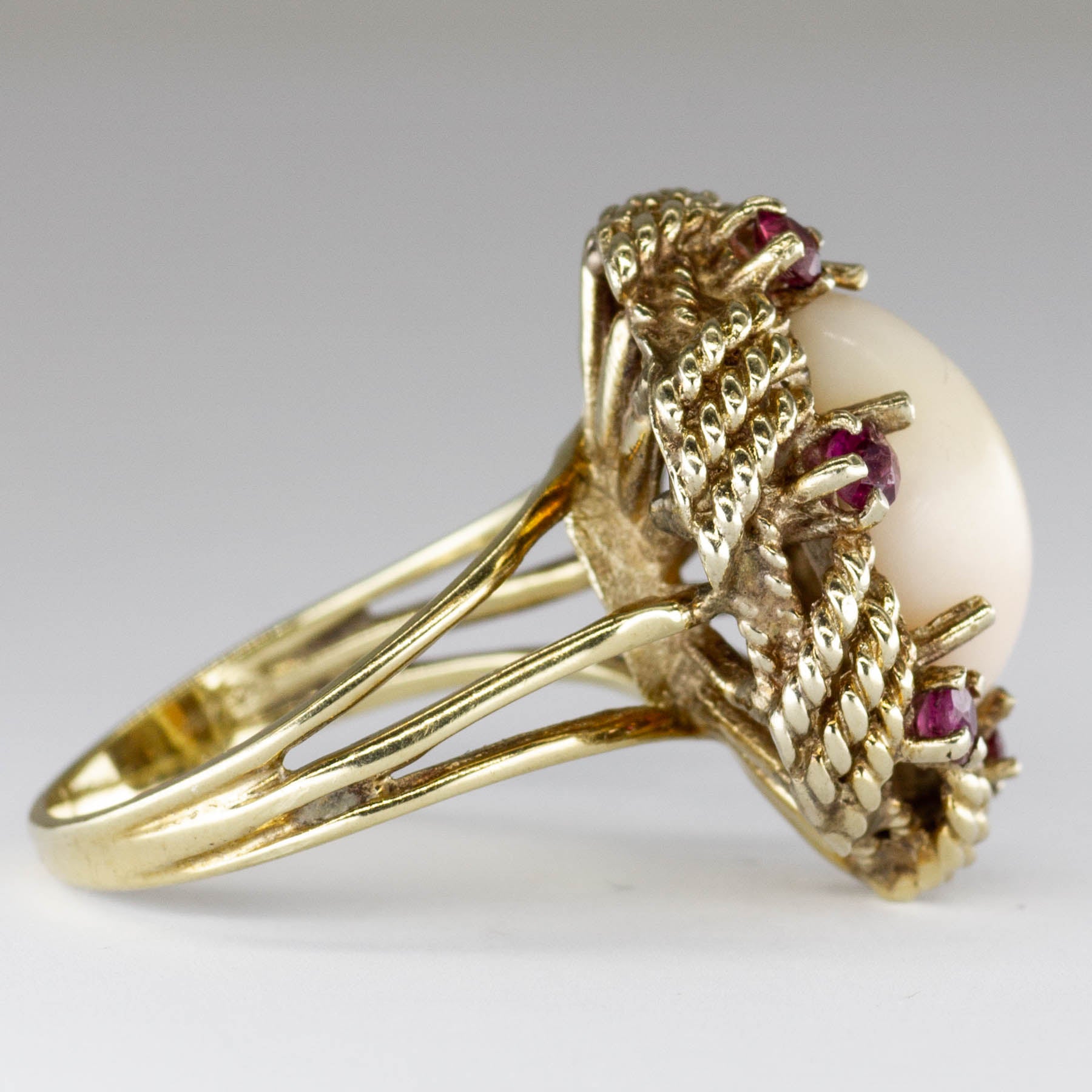 Bague cocktail en or 14 carats avec cabochon de corail et rubis | 4,2 ct au total, 0,6 ct au total | Taille 7