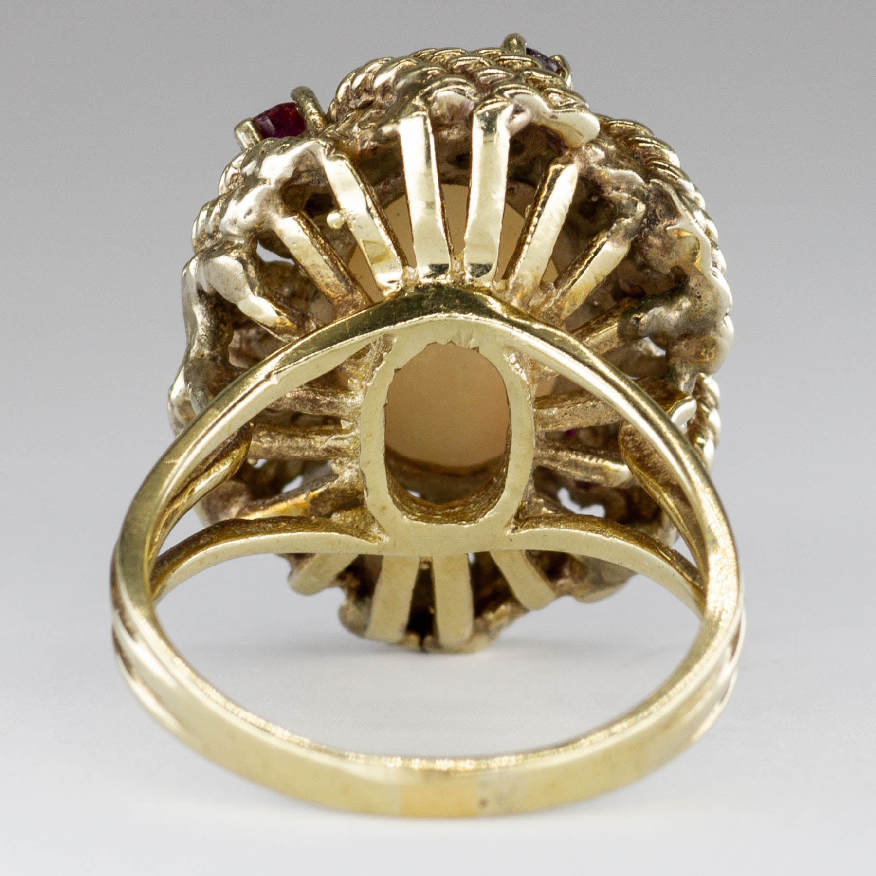 Bague cocktail en or 14 carats avec cabochon de corail et rubis | 4,2 ct au total, 0,6 ct au total | Taille 7