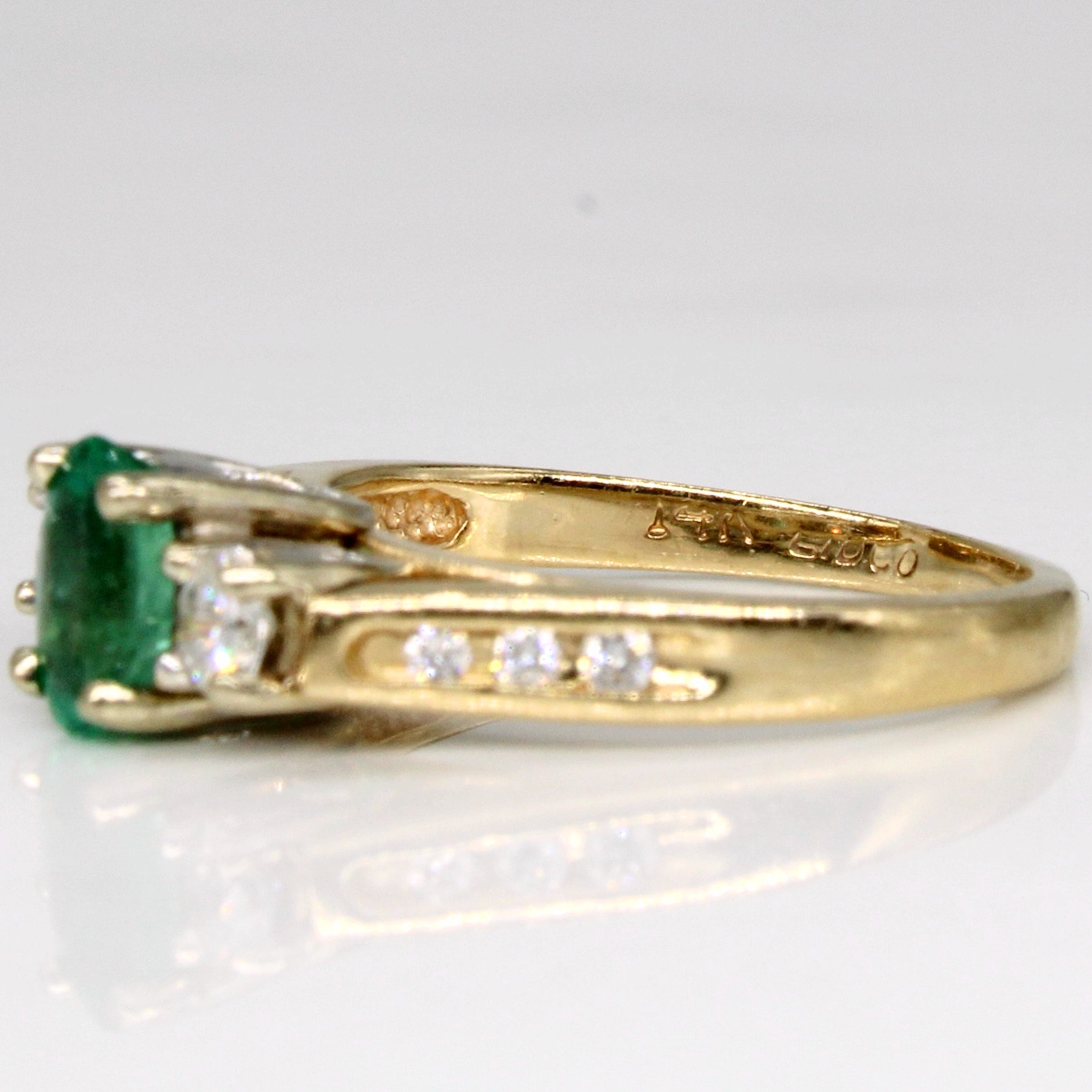 Bague émeraude et diamants | 0,38 ct, 0,16 ct au total | Taille 3,75 |