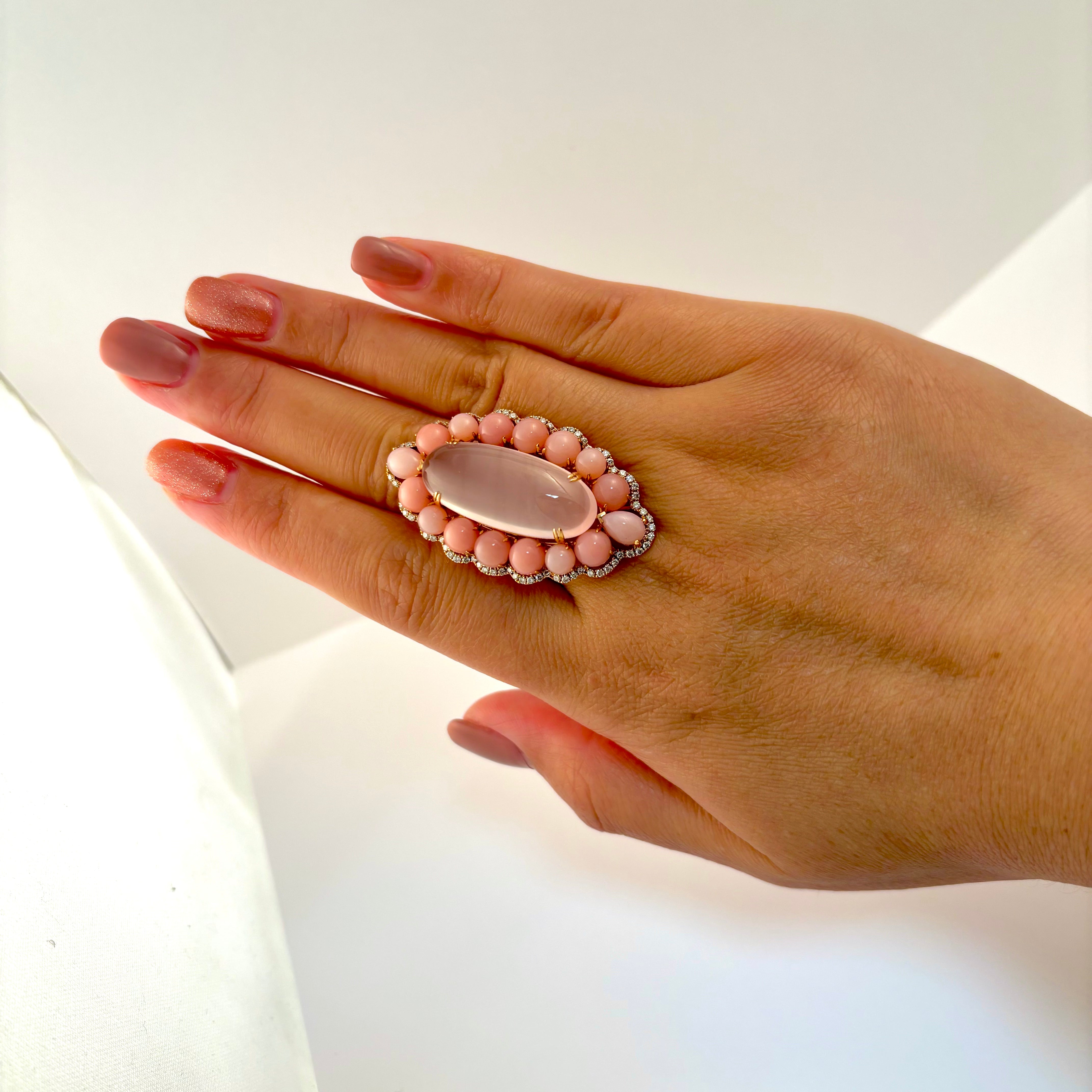 Bague en or rose 18 carats, quartz calcédoine et diamants | 10,70 ct, 13,36 ct au total, 0,50 ct au total | Taille 7