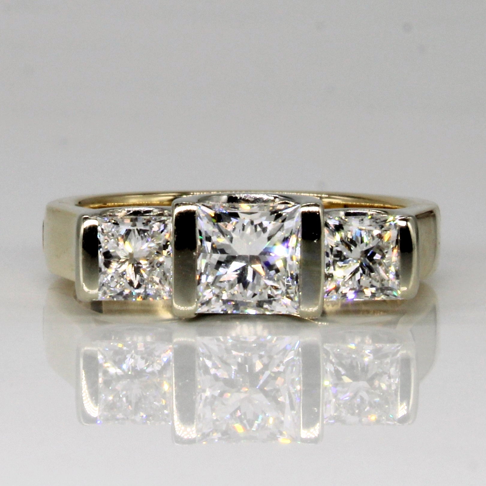 Bague à charnière trois diamants taille princesse | 2,06 ct | Taille 7,75 |