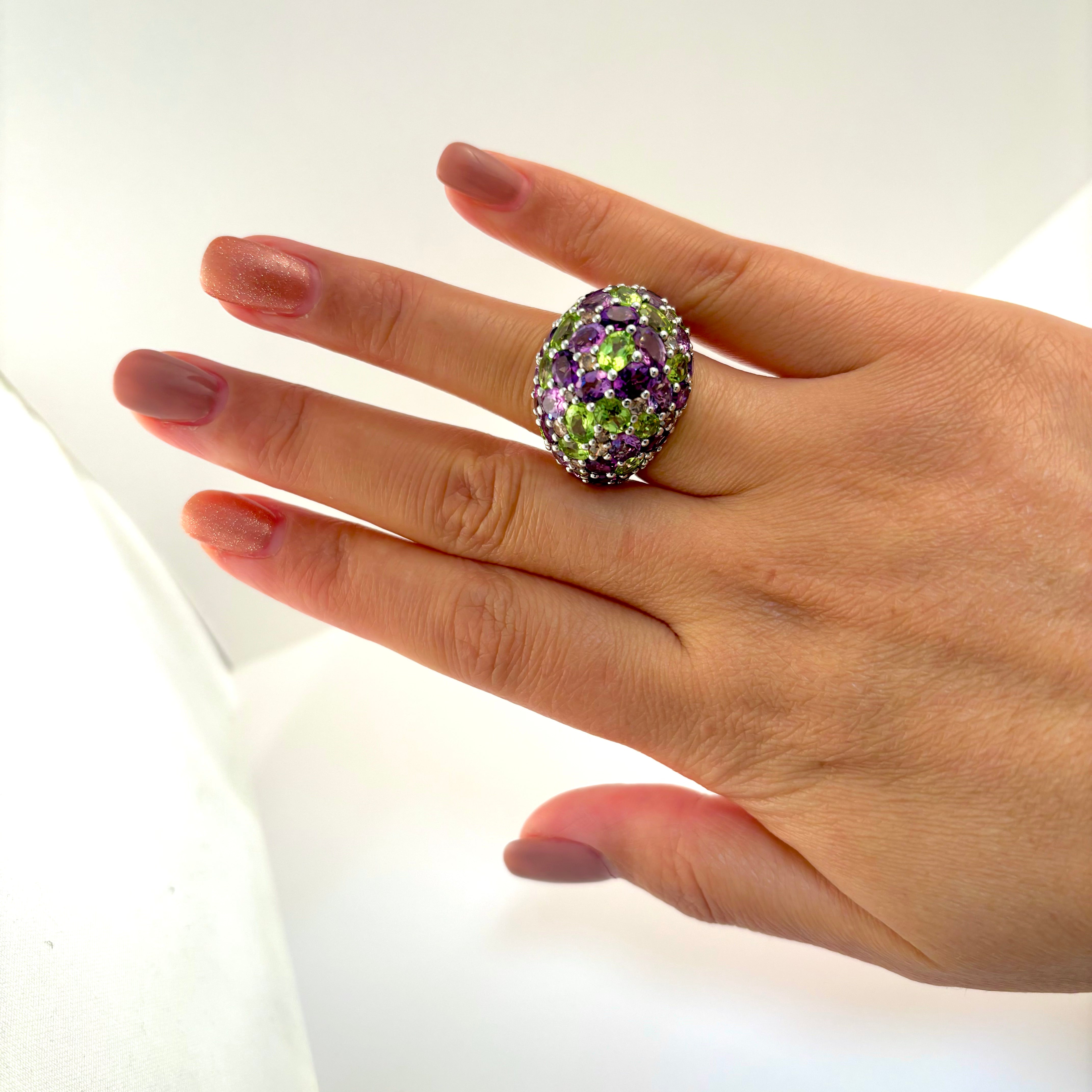 Bague en or 18 carats sertie de péridot, d'améthyste et de diamants | Poids total des pierres : 6,28 ct, 7,45 ct, 1,42 ct | Taille 6,5