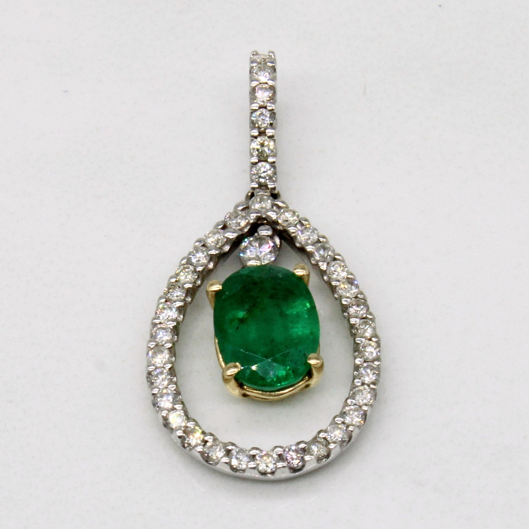 Pendentif émeraude et diamants | 0,55 ct, 0,21 ct au total |