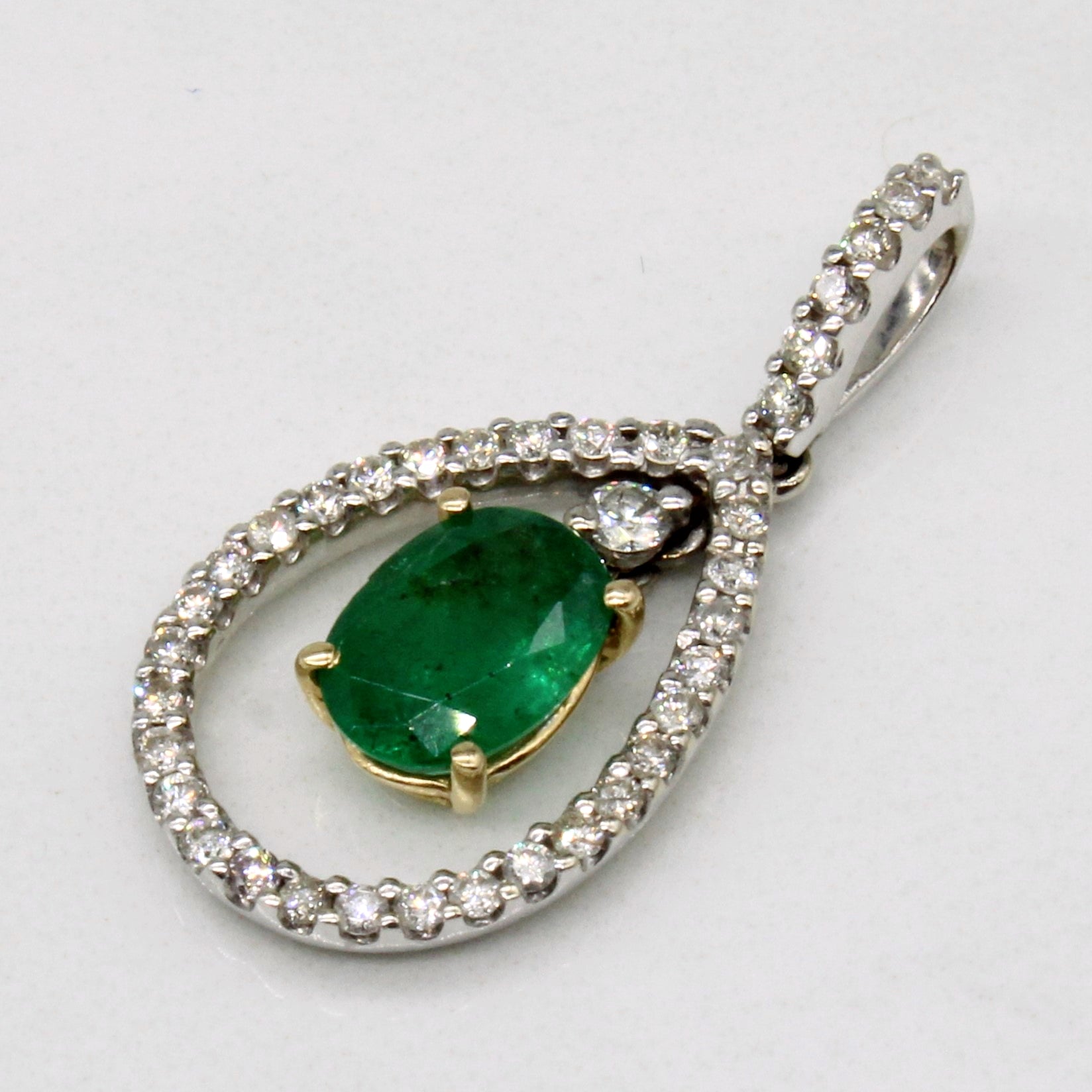 Pendentif émeraude et diamants | 0,55 ct, 0,21 ct au total |