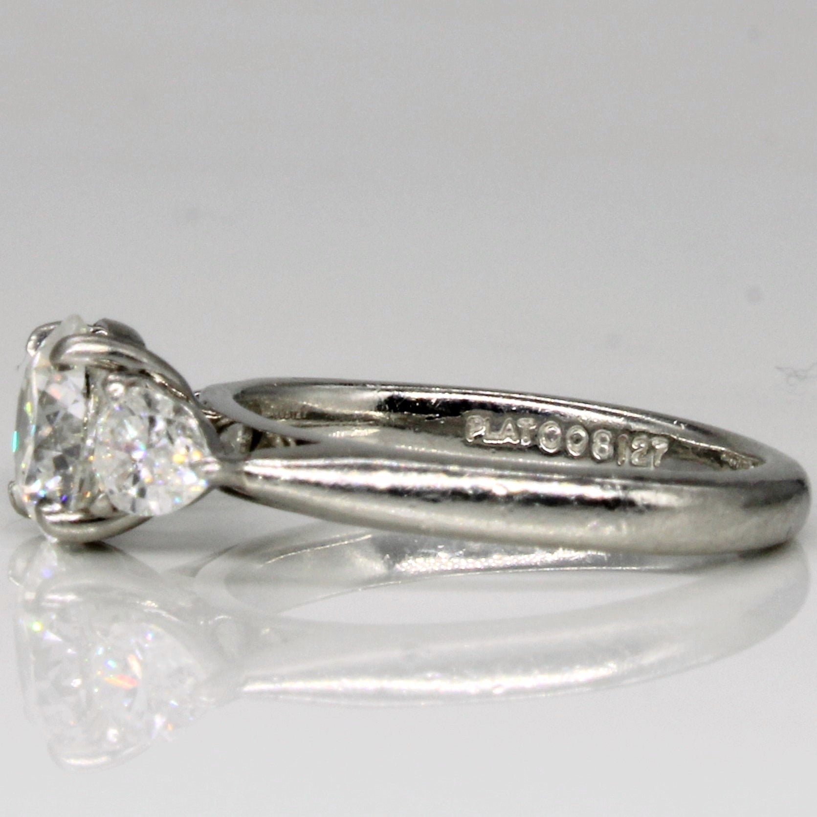 Bague trois diamants certifiée GIA avec pierres latérales taille poire | 1,74 ct au total, pureté SI1, couleur F | Taille 5,75 |