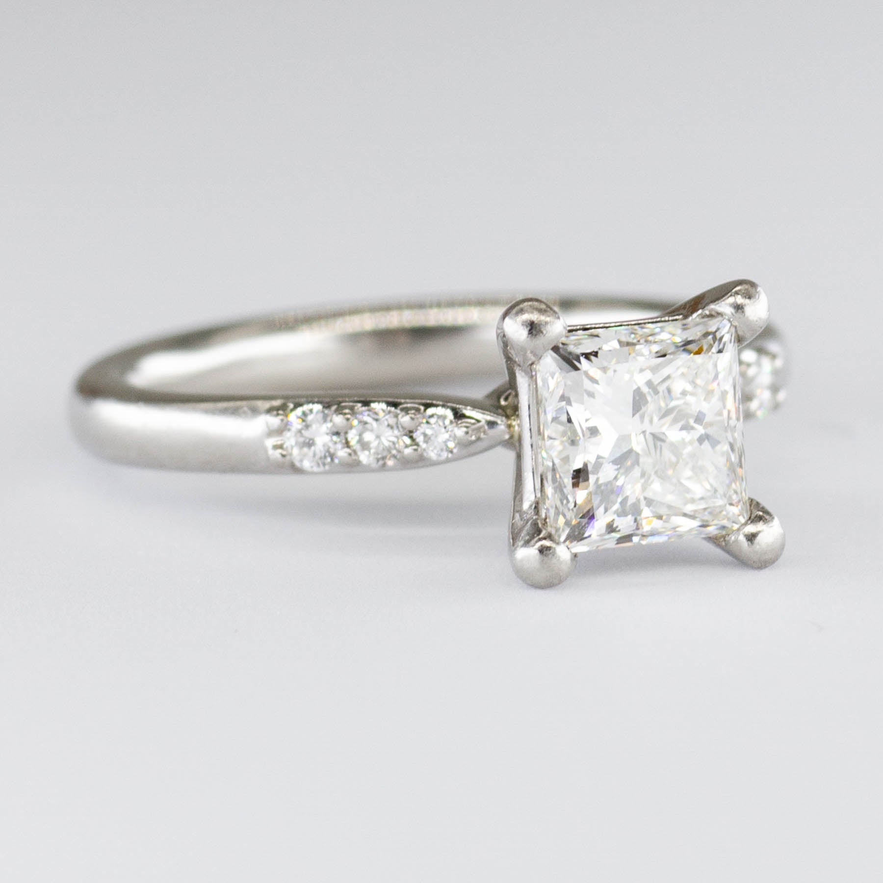 Bague de fiançailles en diamant taille princesse certifiée GIA avec diamants d'accentuation | 1,07 ct | Taille 4,5 |