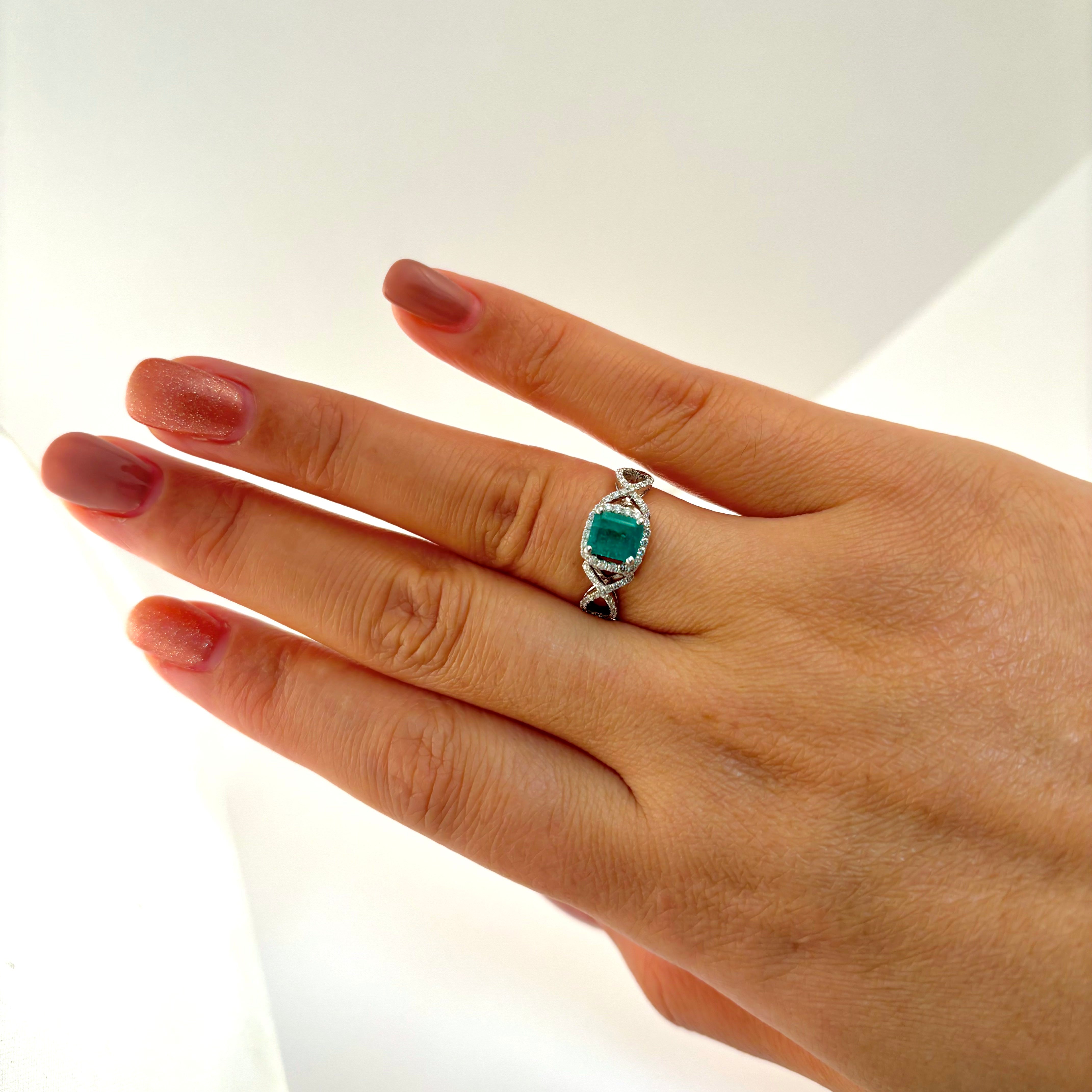 Bague en or blanc 14 carats, émeraude et diamants | 0,82 ct, 0,51 ct au total | Taille 6,75