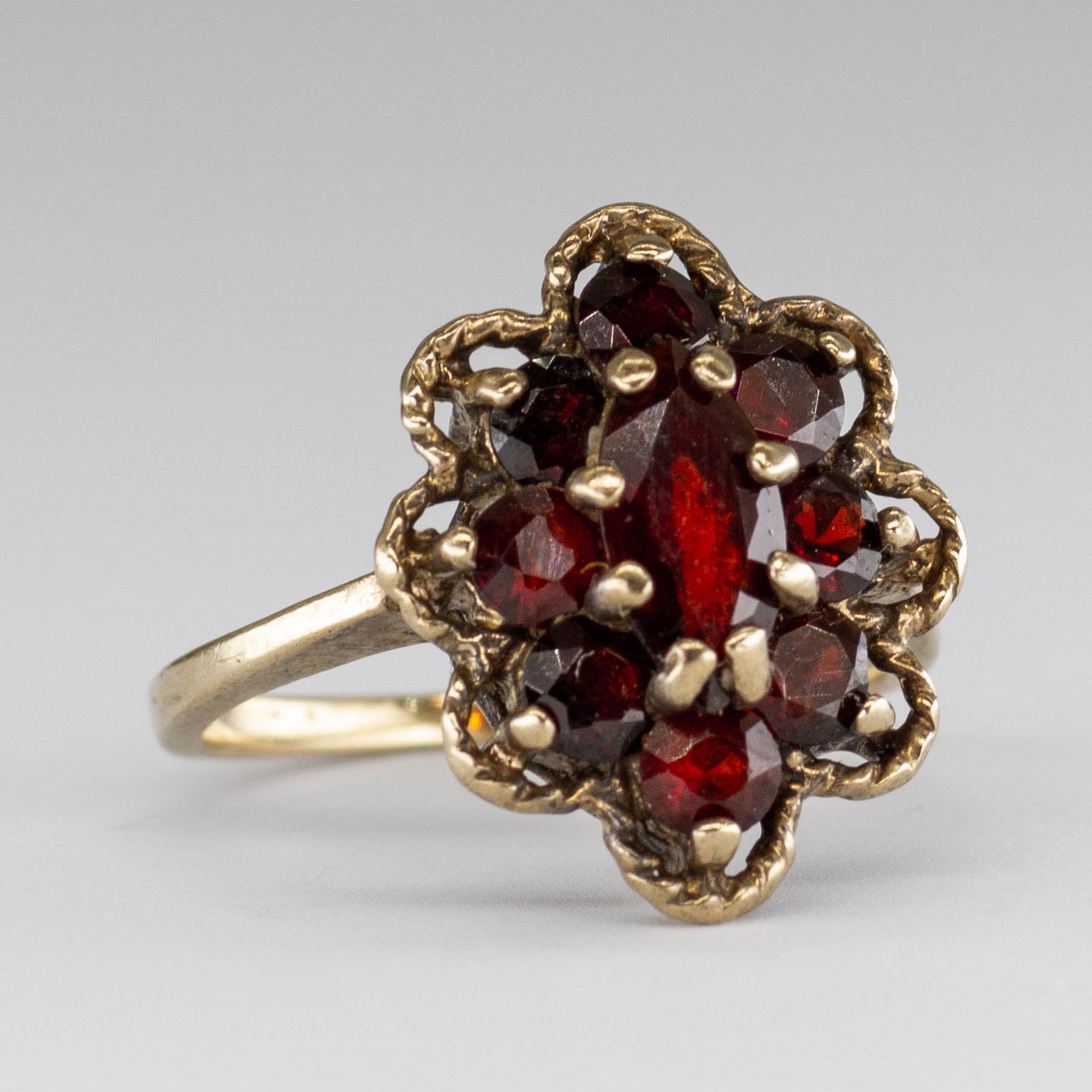 Bague en or 10 carats sertie d'un amas de grenats | 0,95 ct | Taille 2,75 |