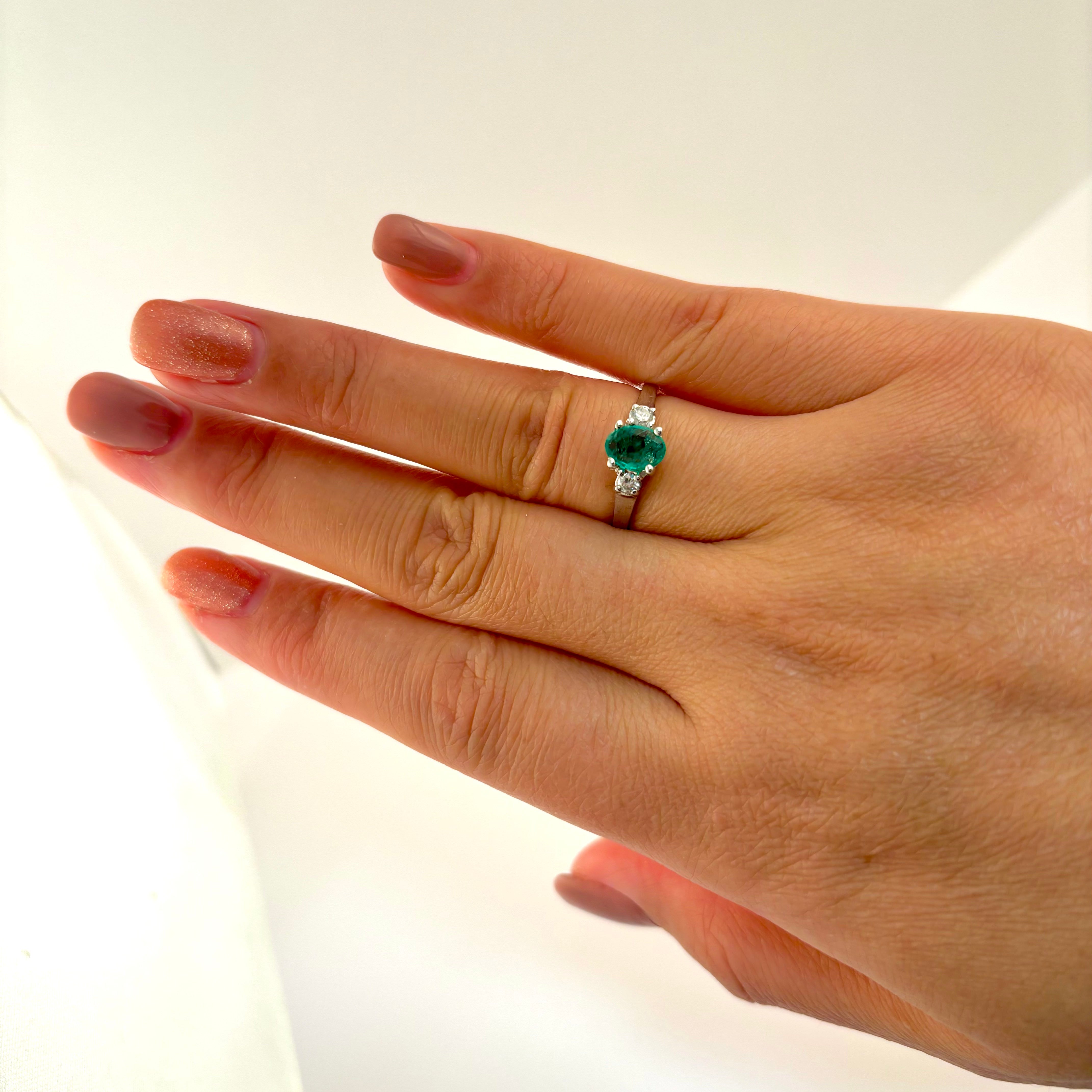 Bague en or 14 carats sertie d'une émeraude et de diamants | 0,40 ct, 0,11 ct au total | Taille 7