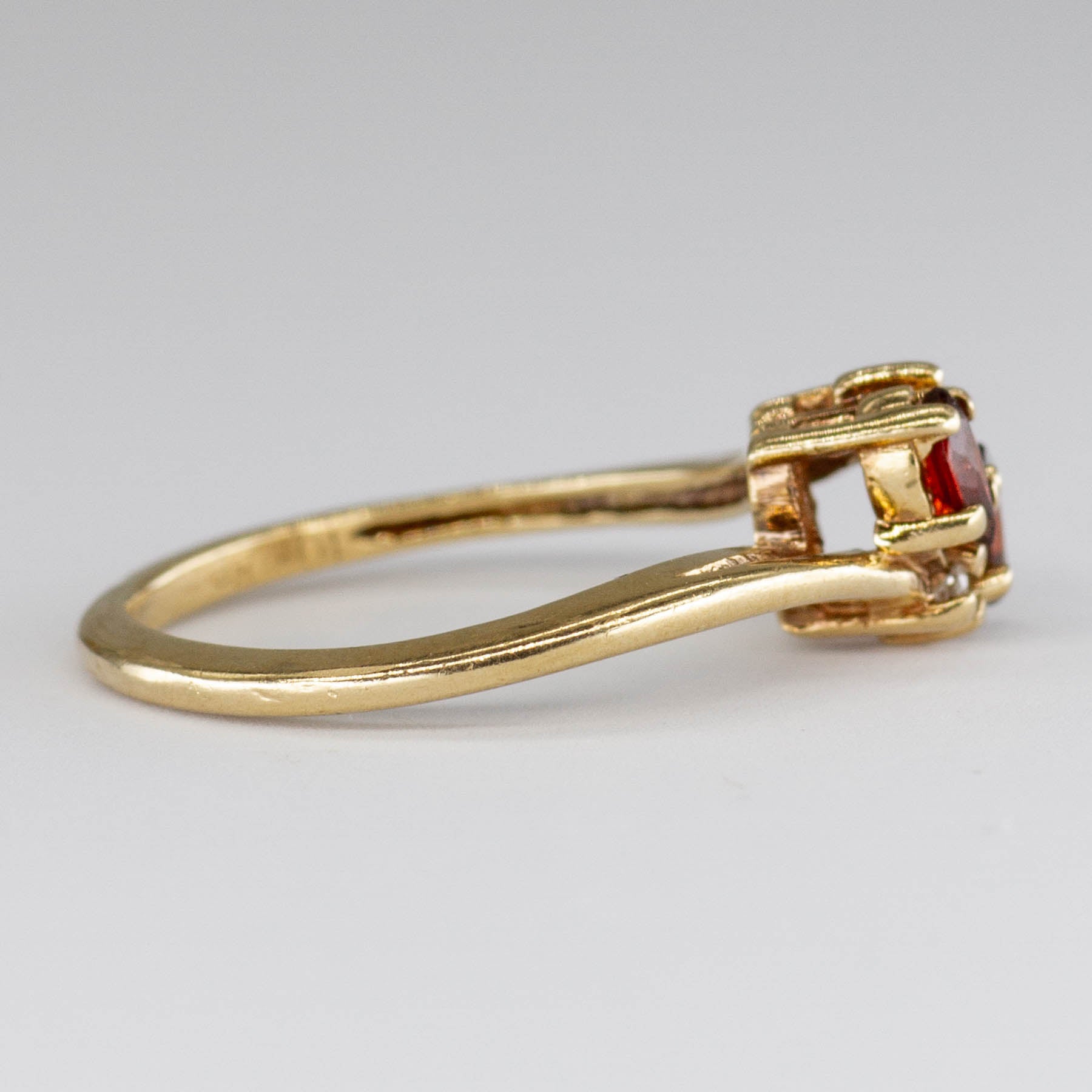 Bague en or 10 carats sertie de grenats et de diamants | 0,14 ct au total, 0,02 ct au total | Taille 4 |
