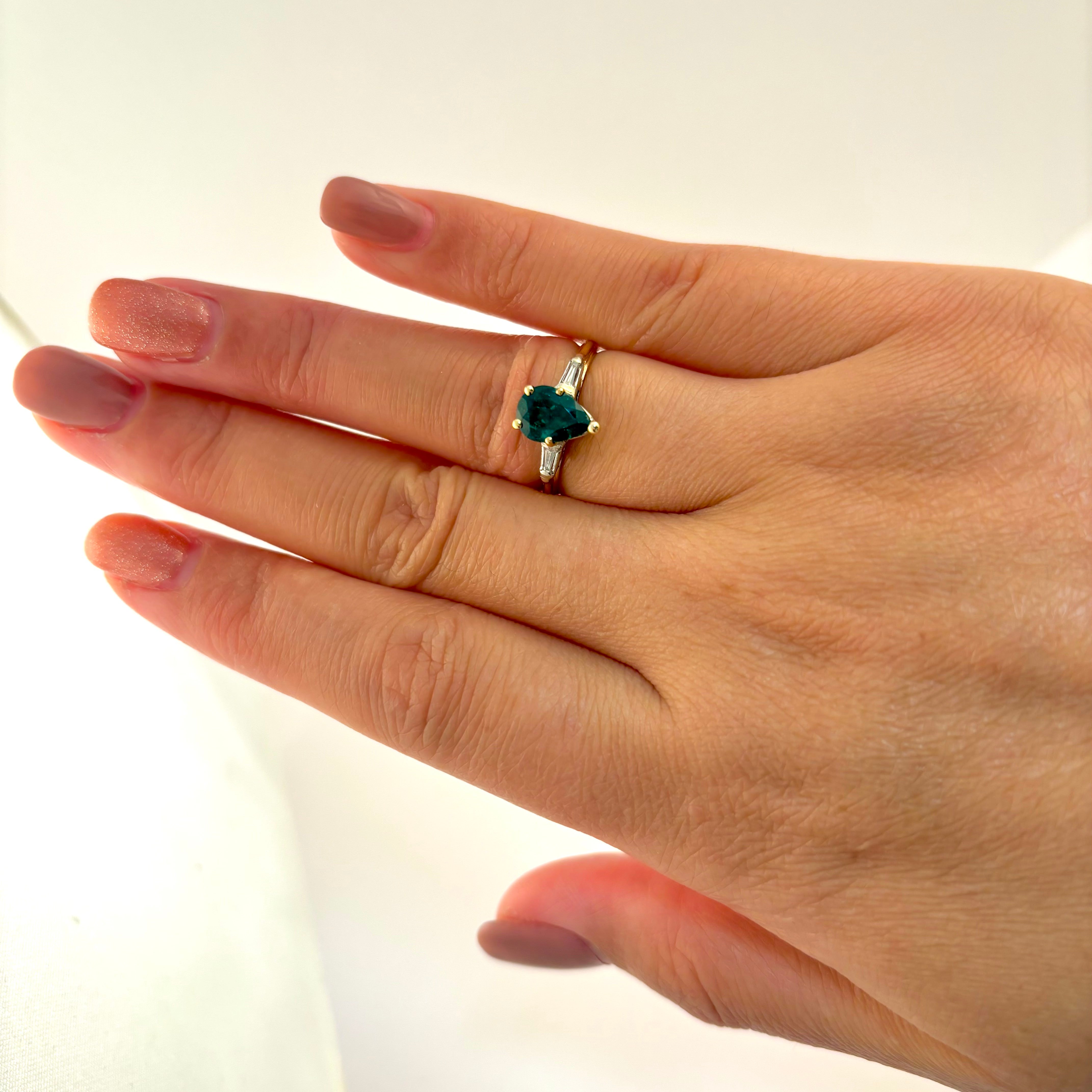 Bague en or jaune et blanc 14 carats, émeraude et diamants | 1,05 ct, 0,10 ct au total | Taille 5,75