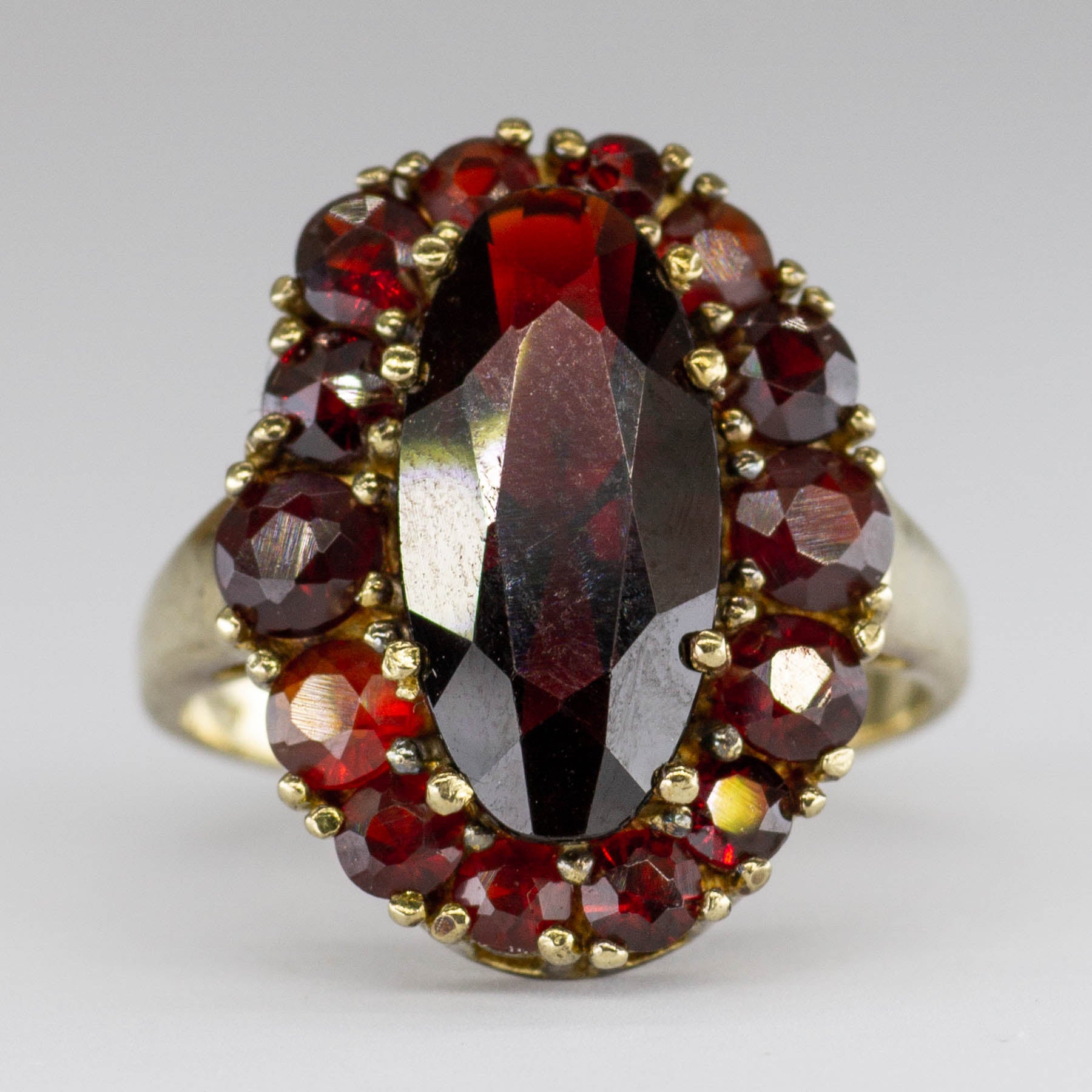 Bague vintage en or 8 carats sertie d'un grappe de grenats ovales | 5,8 ct | Taille 6,5 |