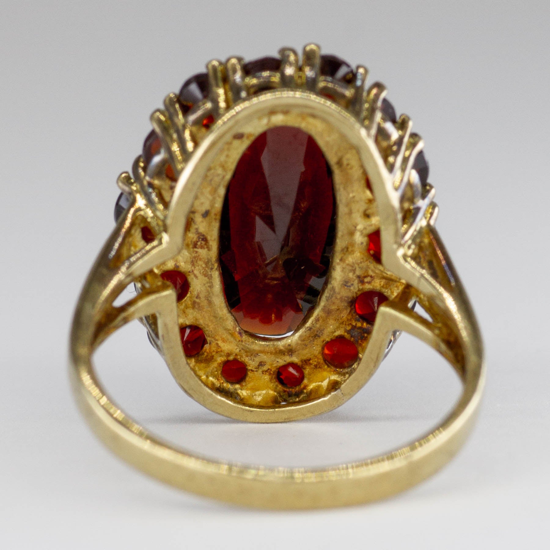 Bague vintage en or 8 carats sertie d'un grappe de grenats ovales | 5,8 ct | Taille 6,5 |
