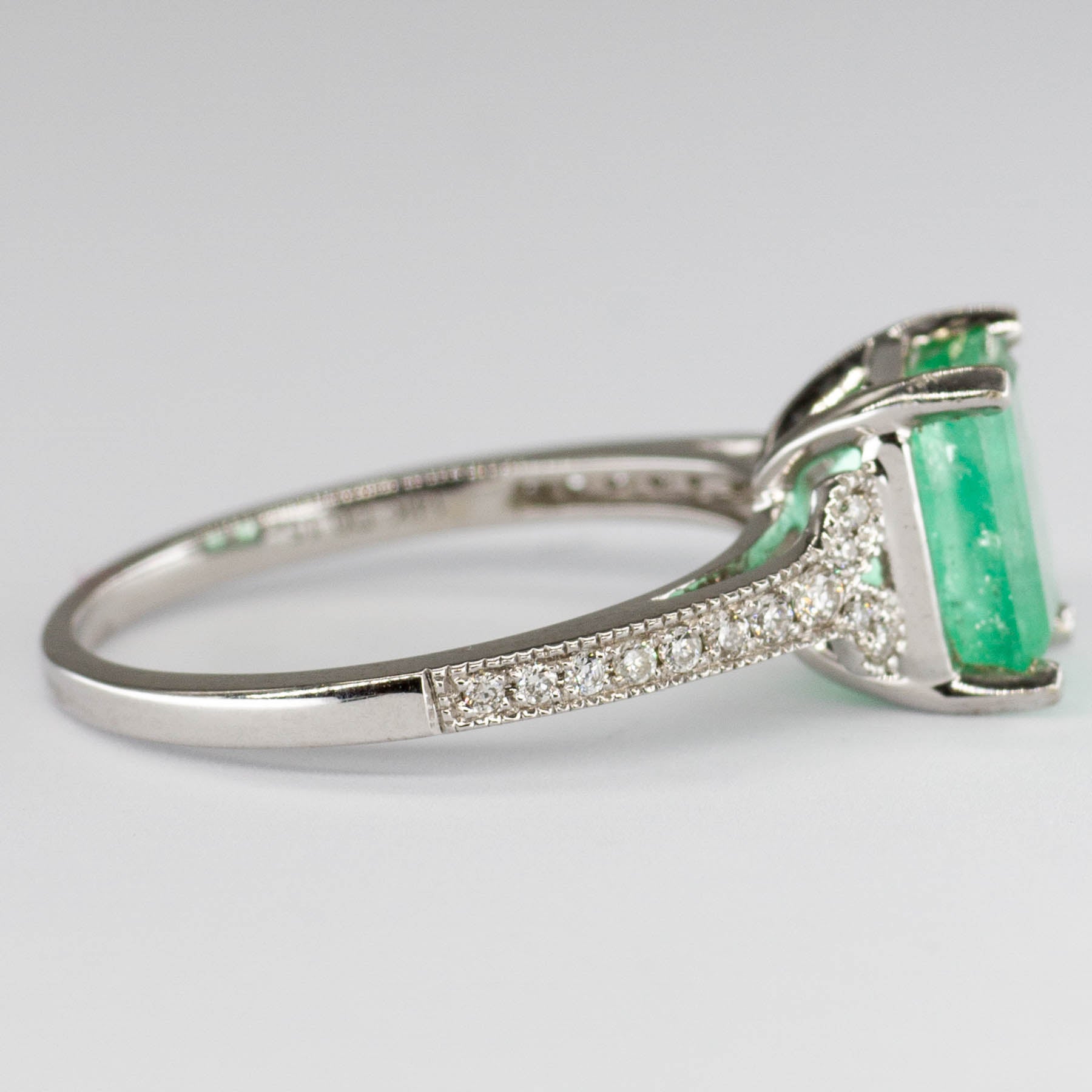 Bague émeraude et diamants | 2,00 ct, 0,15 ct au total | Taille 6,5 |