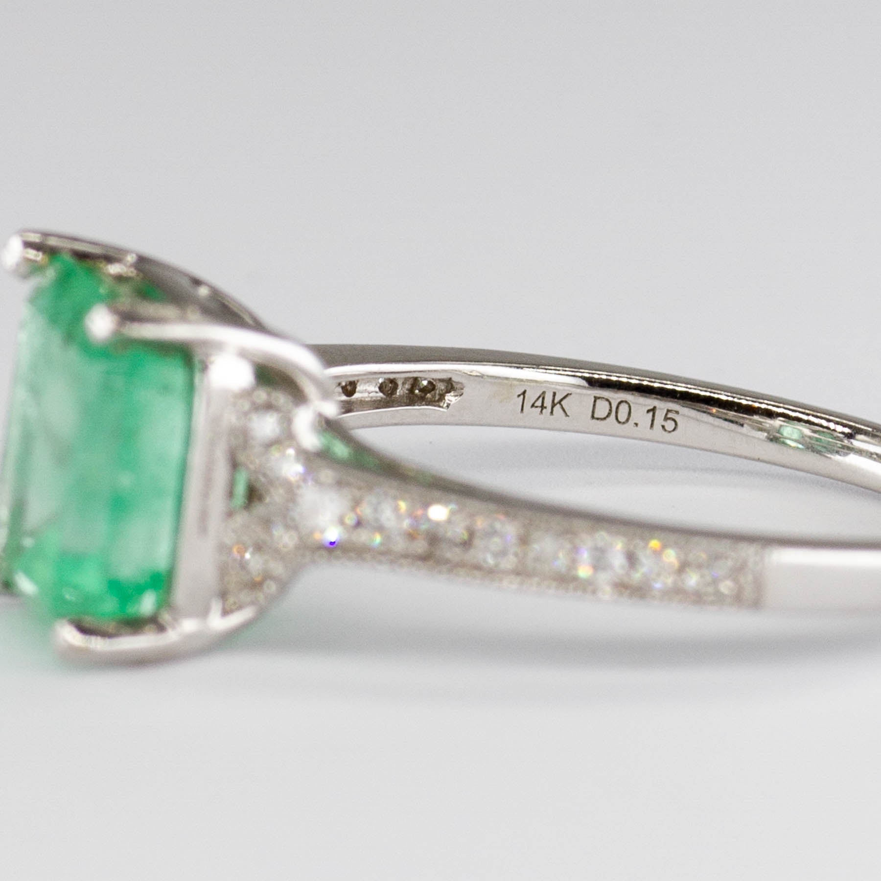 Bague émeraude et diamants | 2,00 ct, 0,15 ct au total | Taille 6,5 |