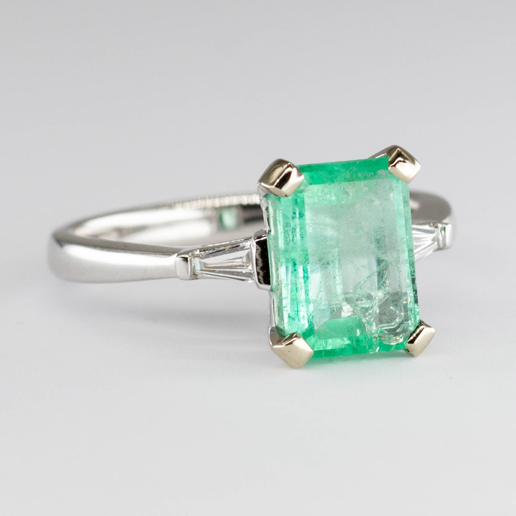 Bague émeraude et diamants | 1,85 ct, 0,11 ct au total | Taille 6,5 |