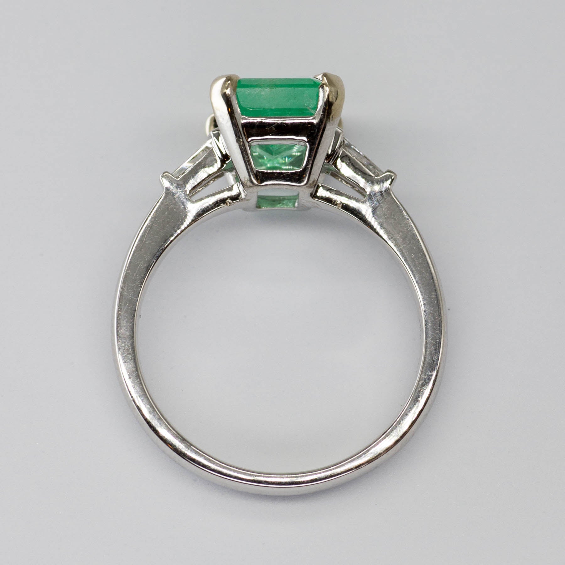 Bague émeraude et diamants | 1,85 ct, 0,11 ct au total | Taille 6,5 |