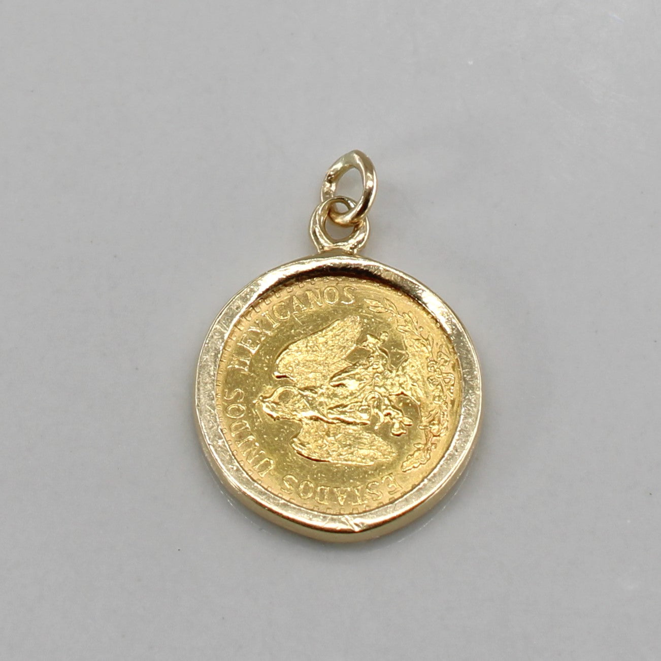 Pièce de monnaie mexicaine Dos Peso de 1945 en or 22 carats sertie dans un pendentif en or 10 carats.