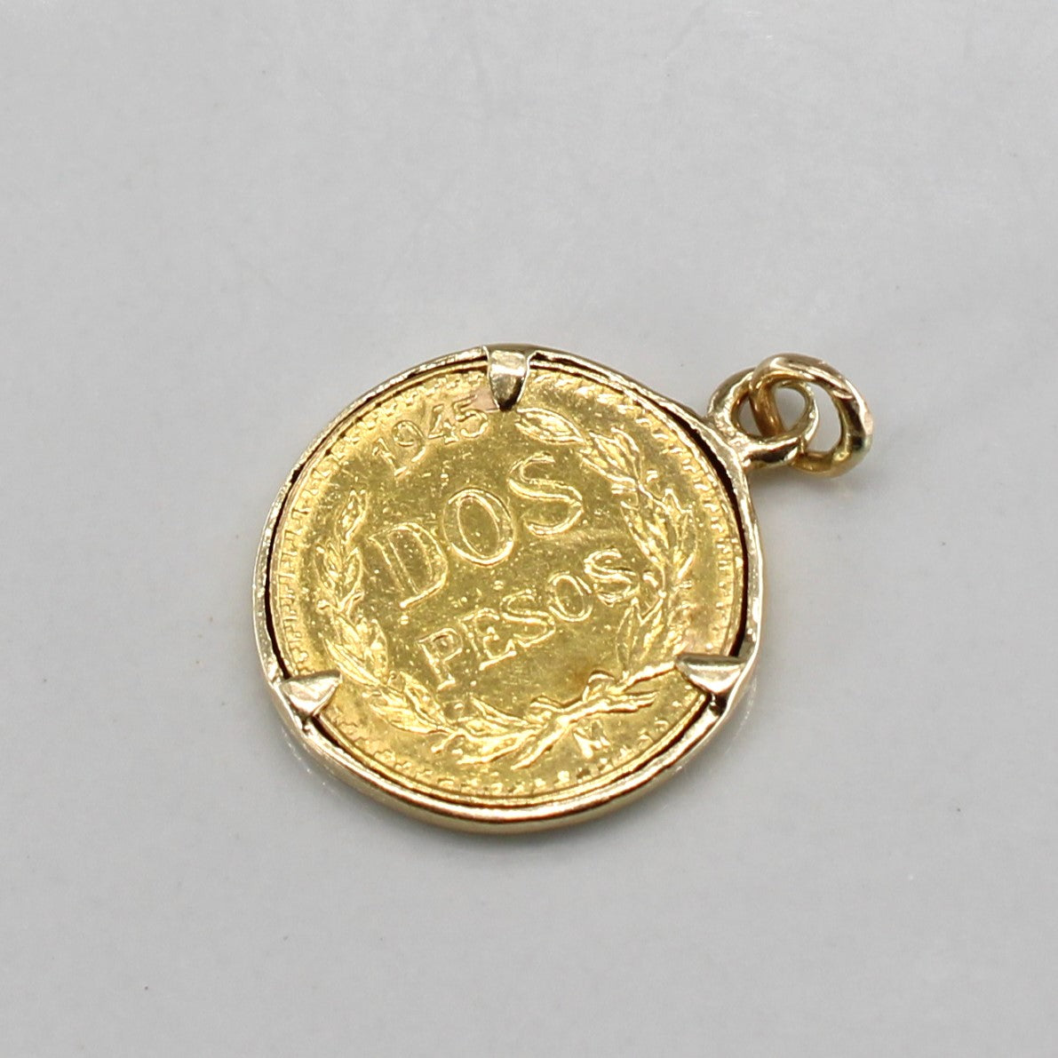 Pièce de monnaie mexicaine Dos Peso de 1945 en or 22 carats sertie dans un pendentif en or 10 carats.
