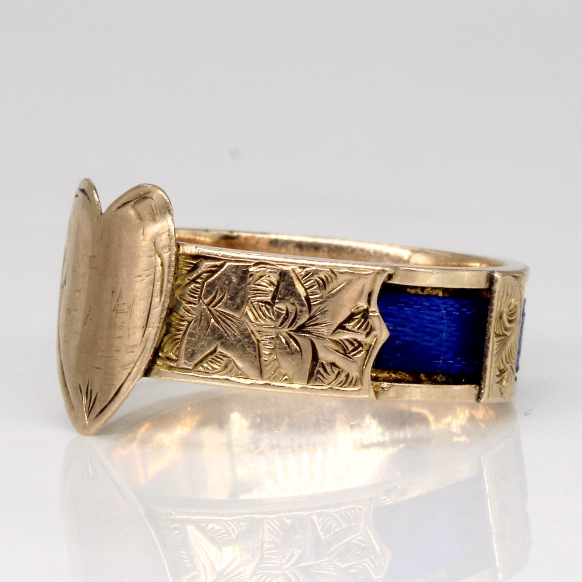 Bague victorienne en forme de cœur de 1884 en or 9 carats, sculptée à la main et ornée d'un ruban bleu | Taille 5,75 |