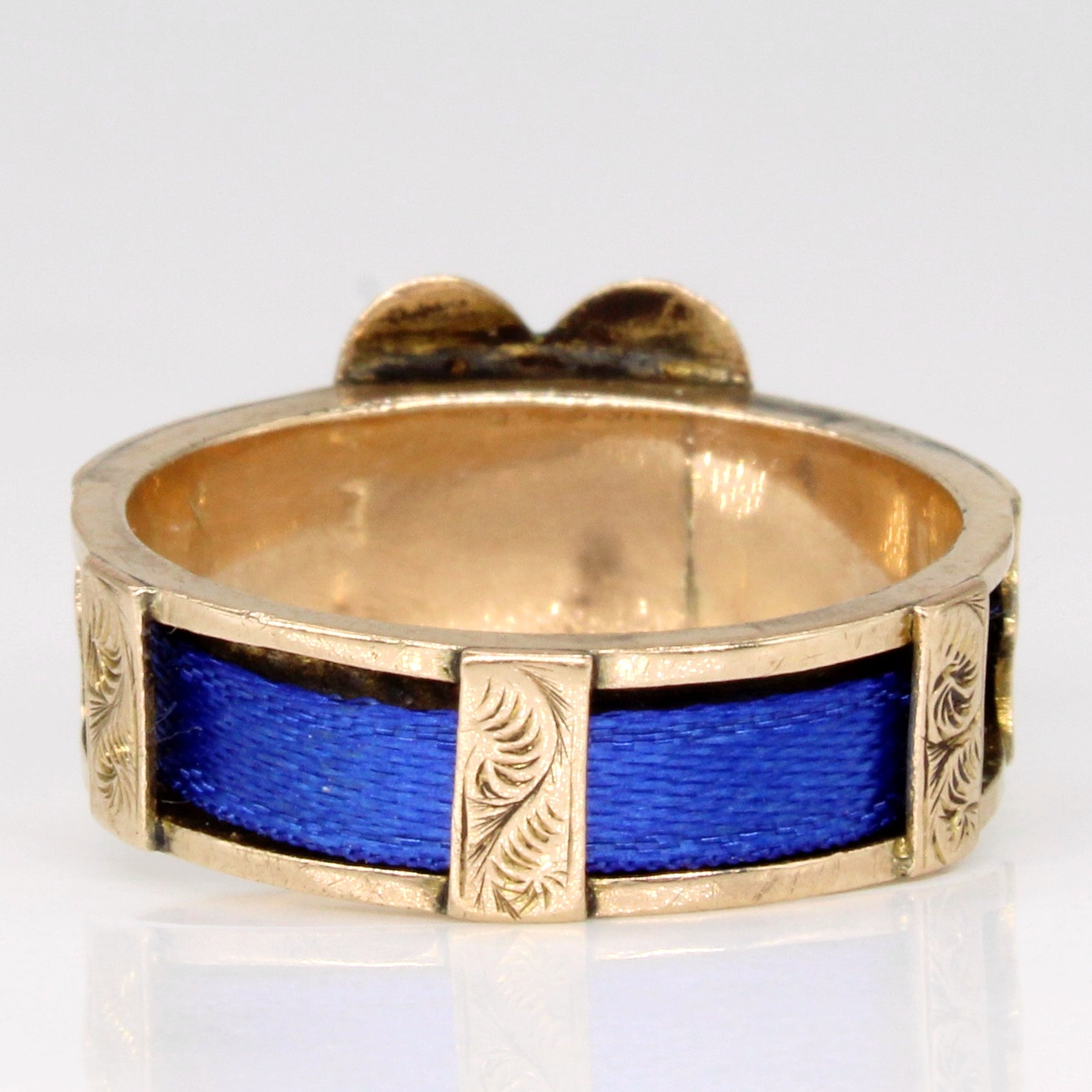 Bague victorienne en forme de cœur de 1884 en or 9 carats, sculptée à la main et ornée d'un ruban bleu | Taille 5,75 |