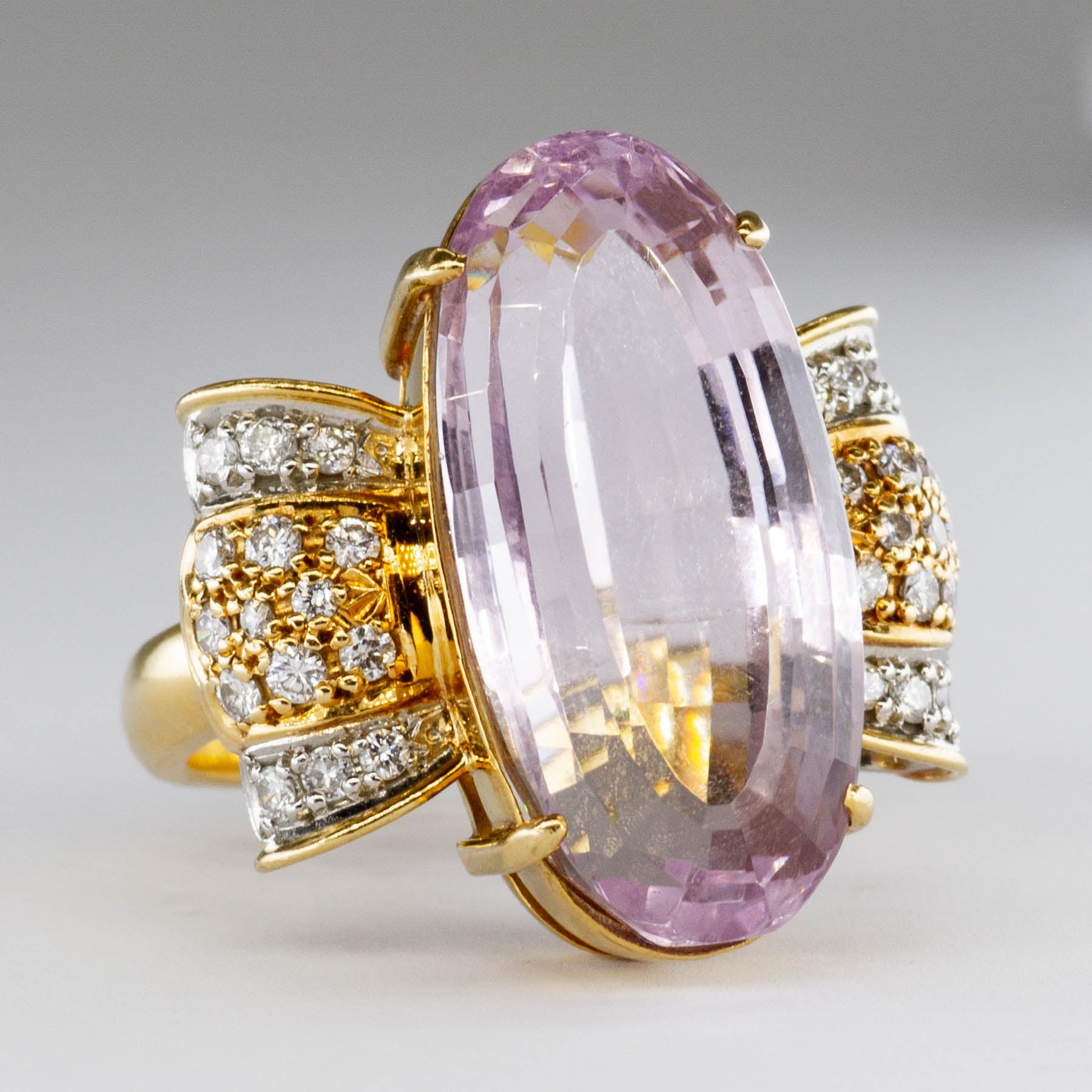 Bague cocktail nœud papillon ovale en tourmaline rose et diamants, or 18 carats | 15 ct au total, 0,35 ct au total | Taille 6,25 |