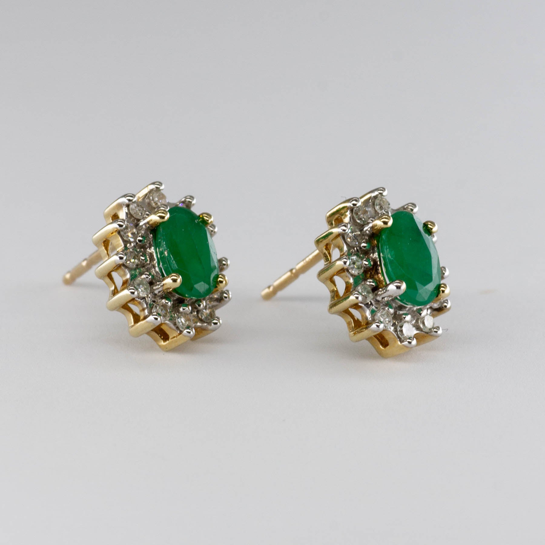 Boucles d'oreilles en or 10 carats avec émeraudes et diamants | 0,7 ct au total 0,18 ct au total |