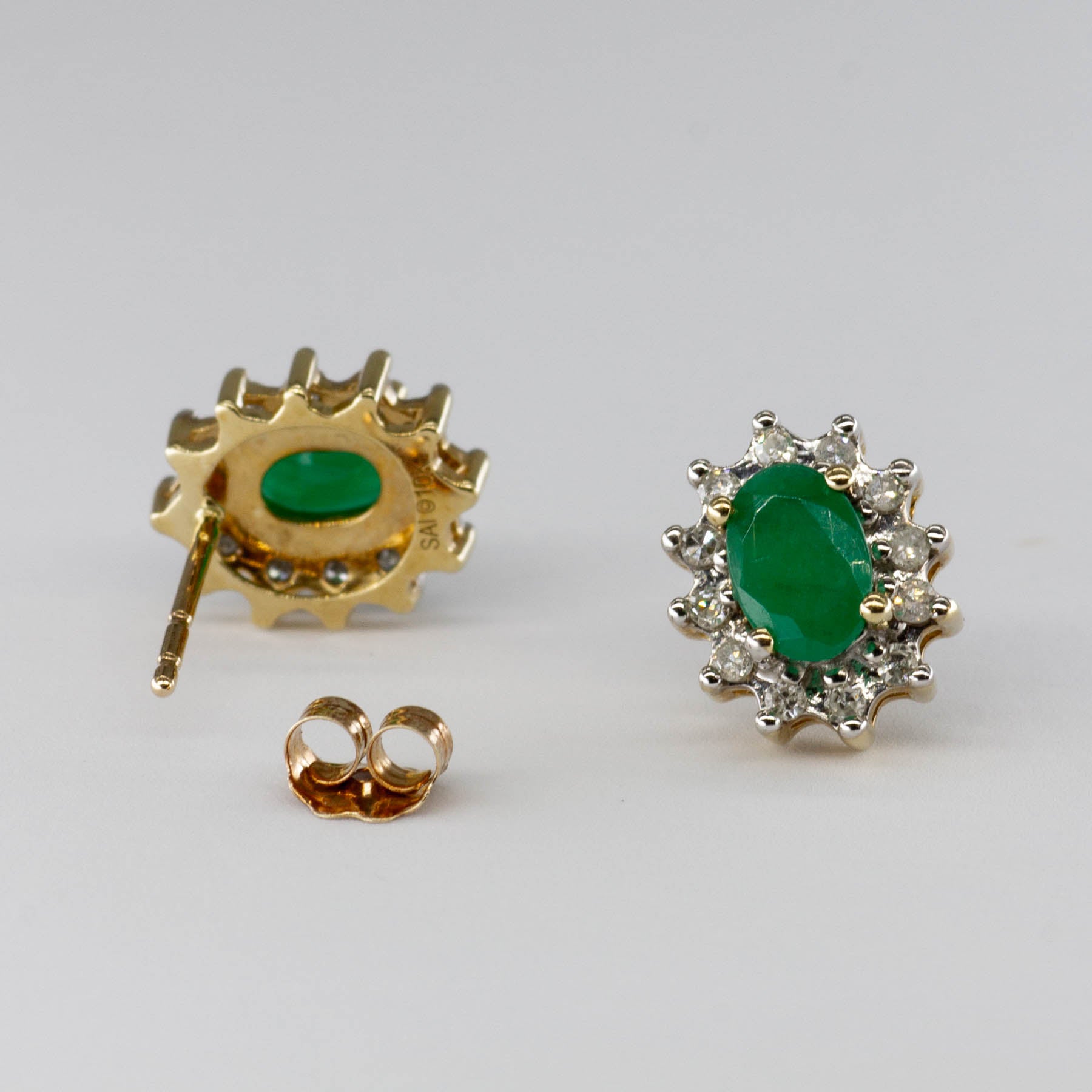 Boucles d'oreilles en or 10 carats avec émeraudes et diamants | 0,7 ct au total 0,18 ct au total |