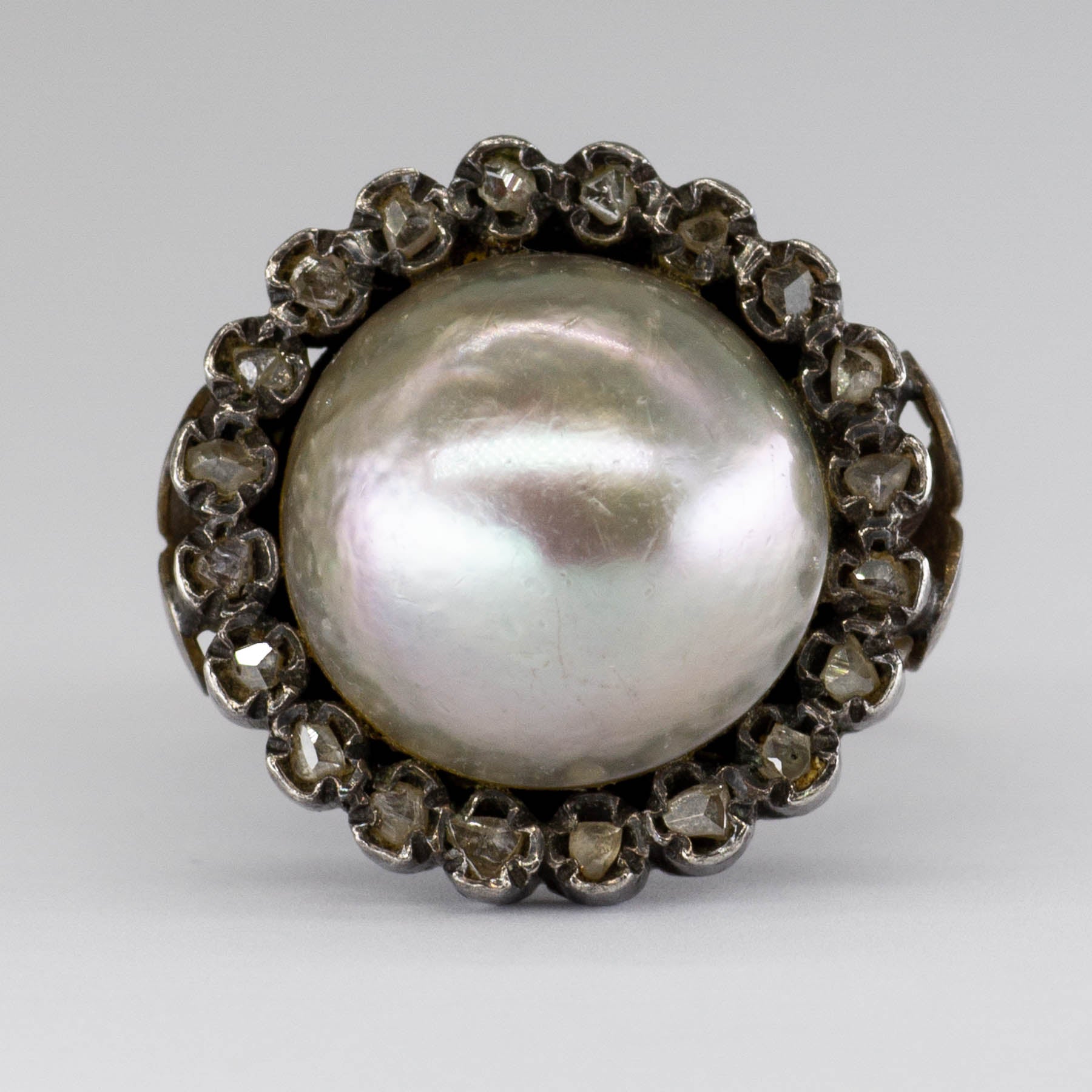Bague Mabé en or 14 carats et argent, ornée d'une perle et d'un diamant taille rose | 14 mm, 0,15 ct | Taille 6,75 |