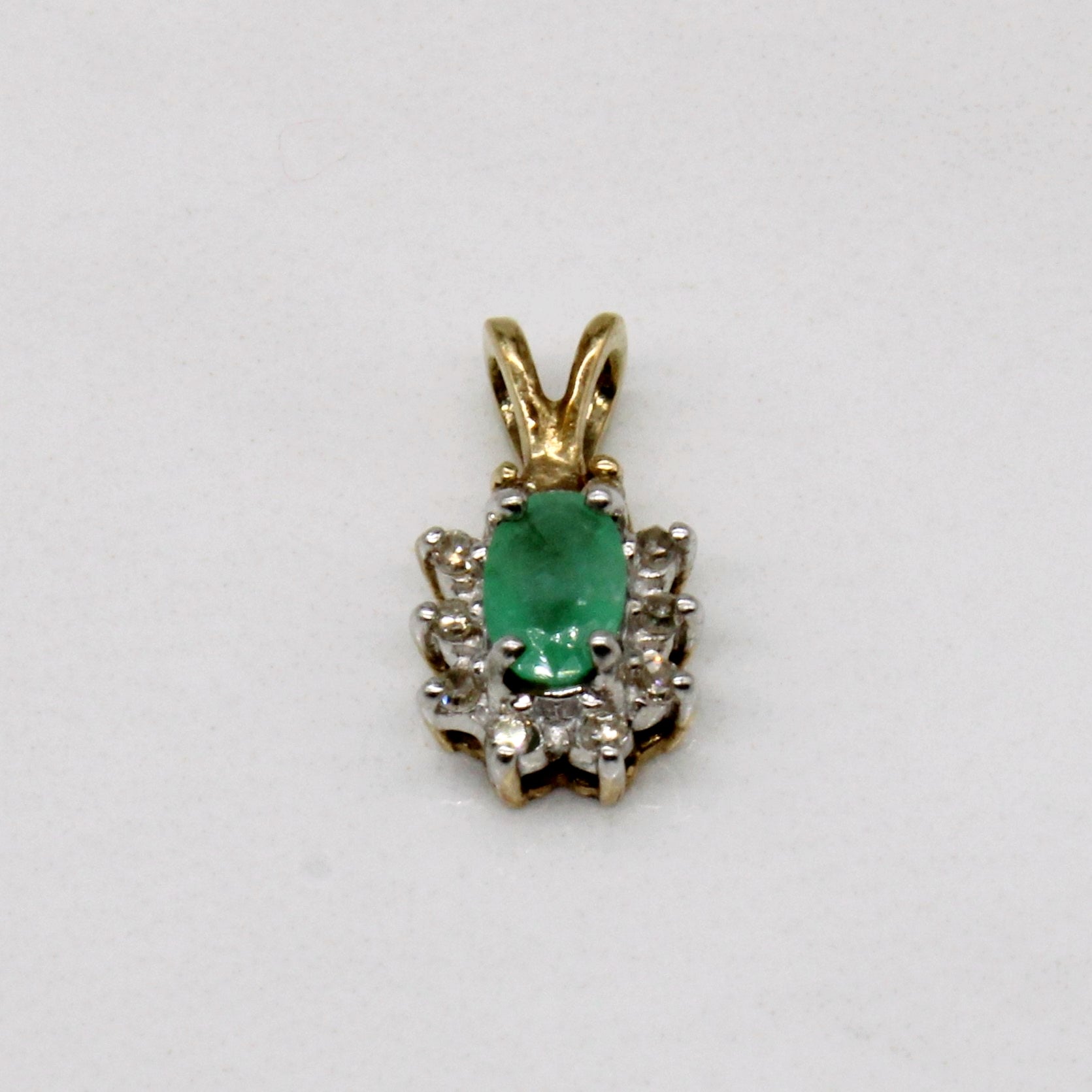 Pendentif émeraude et diamants | 0,14 ct, 0,03 ct au total |