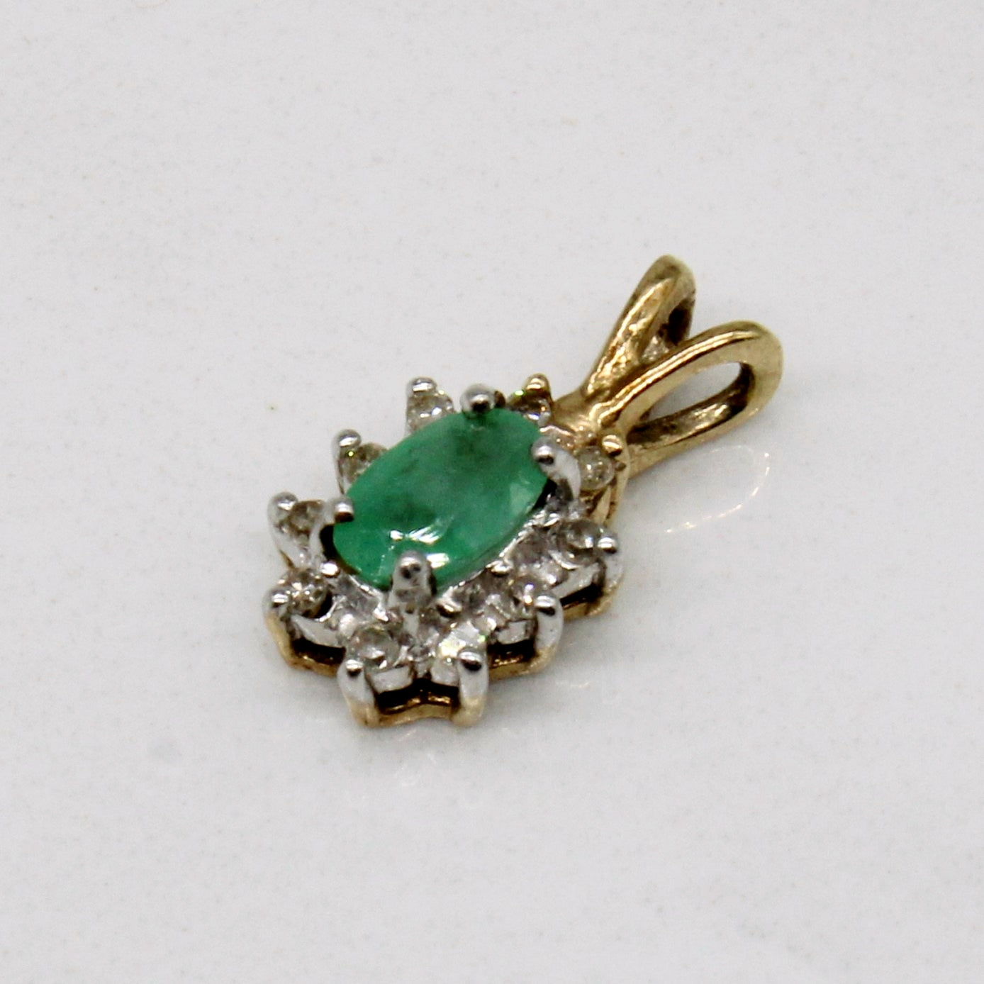 Pendentif émeraude et diamants | 0,14 ct, 0,03 ct au total |