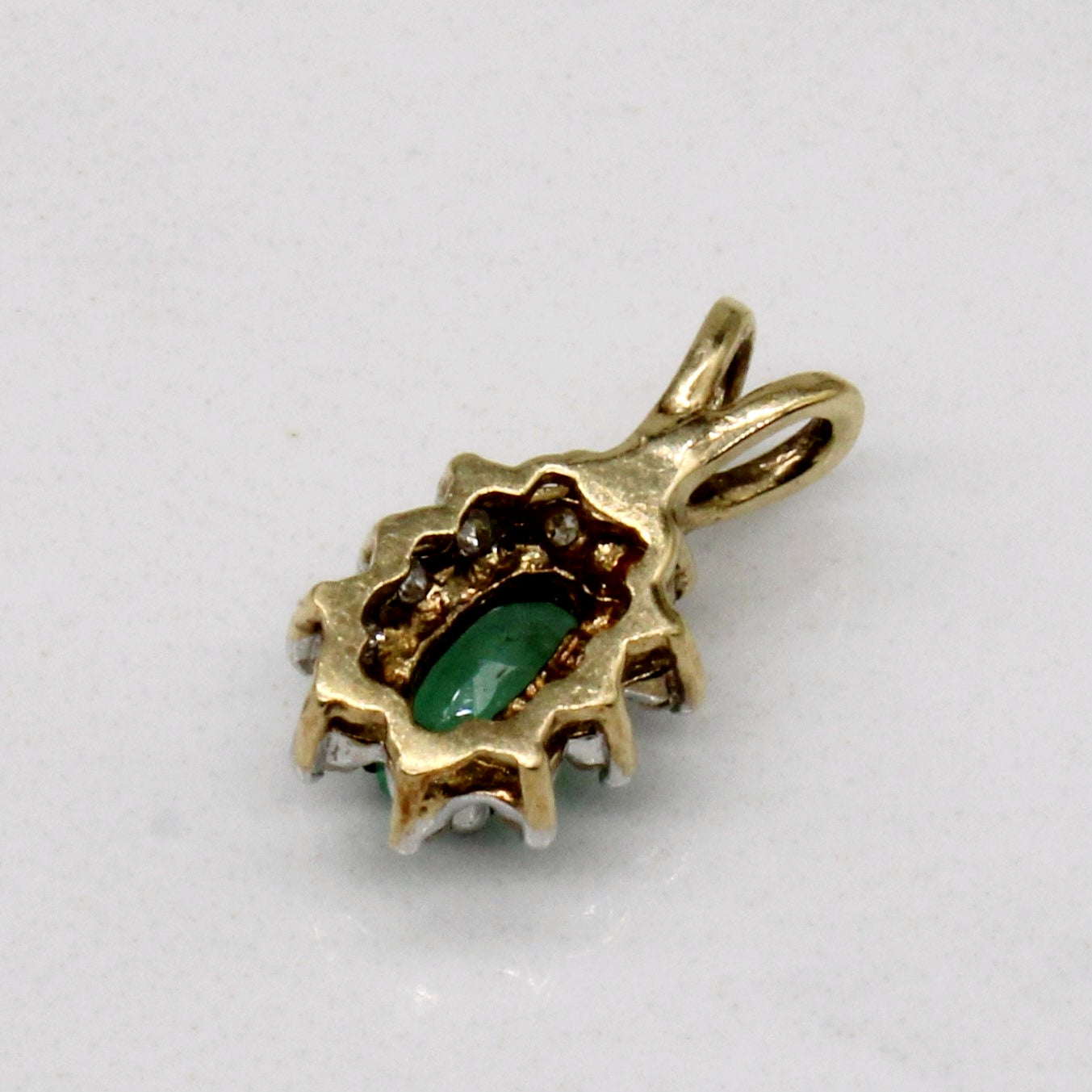 Pendentif émeraude et diamants | 0,14 ct, 0,03 ct au total |