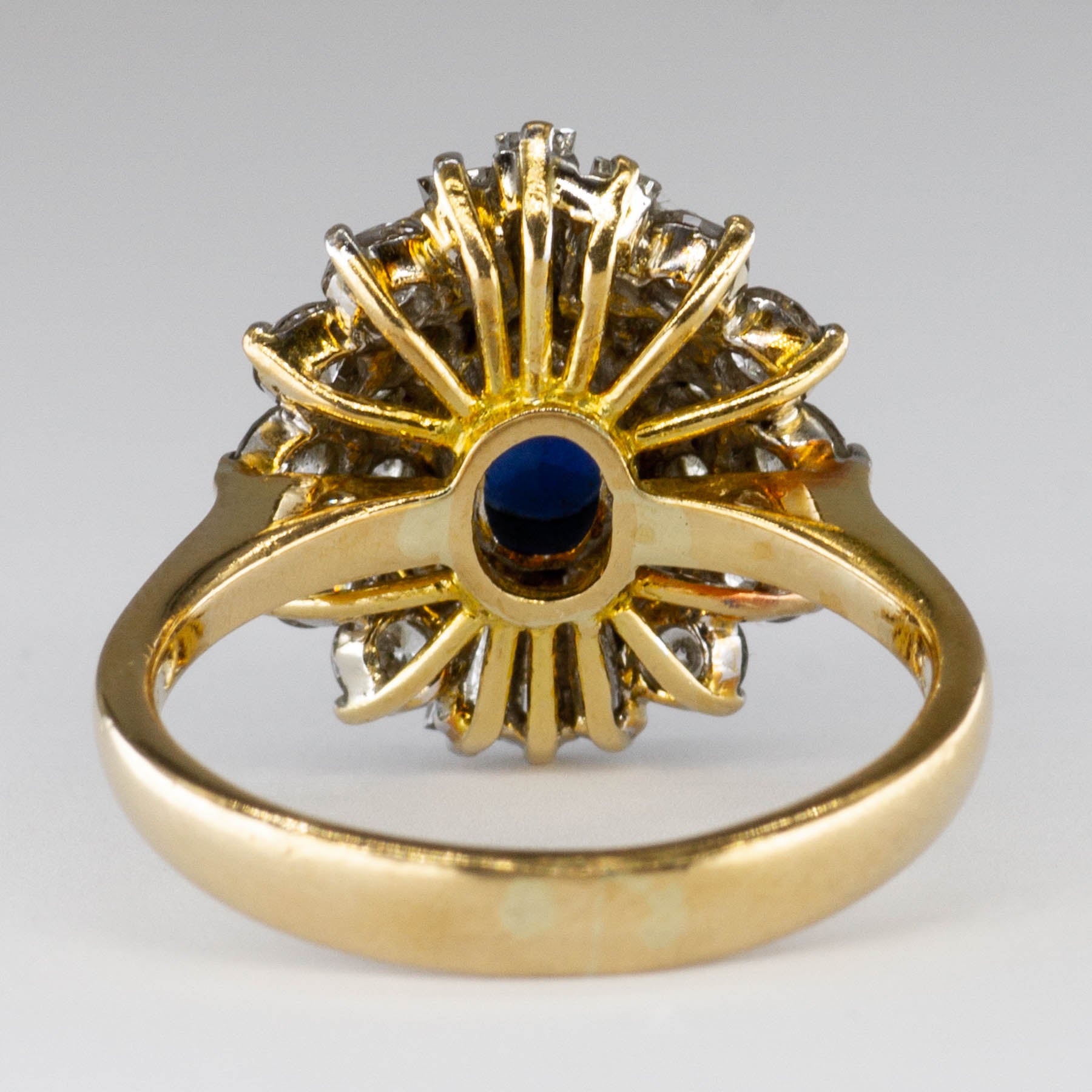 Bague en or 14 carats sertie d'un halo de saphirs ovales et de diamants | 2,08 ct, 0,6 ct, 1,0 ct | Taille 6 |