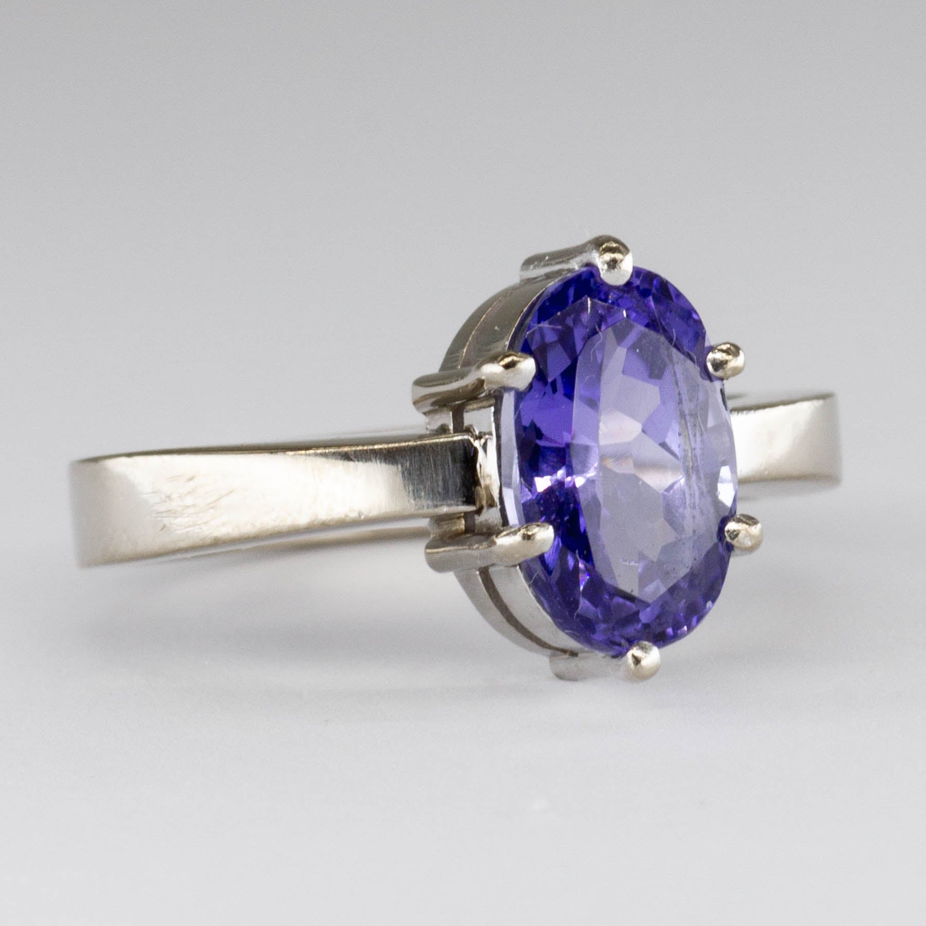 Tanzanite Oval Solitaire 18k Ring | 2.10ctw | SZ 6.25 |