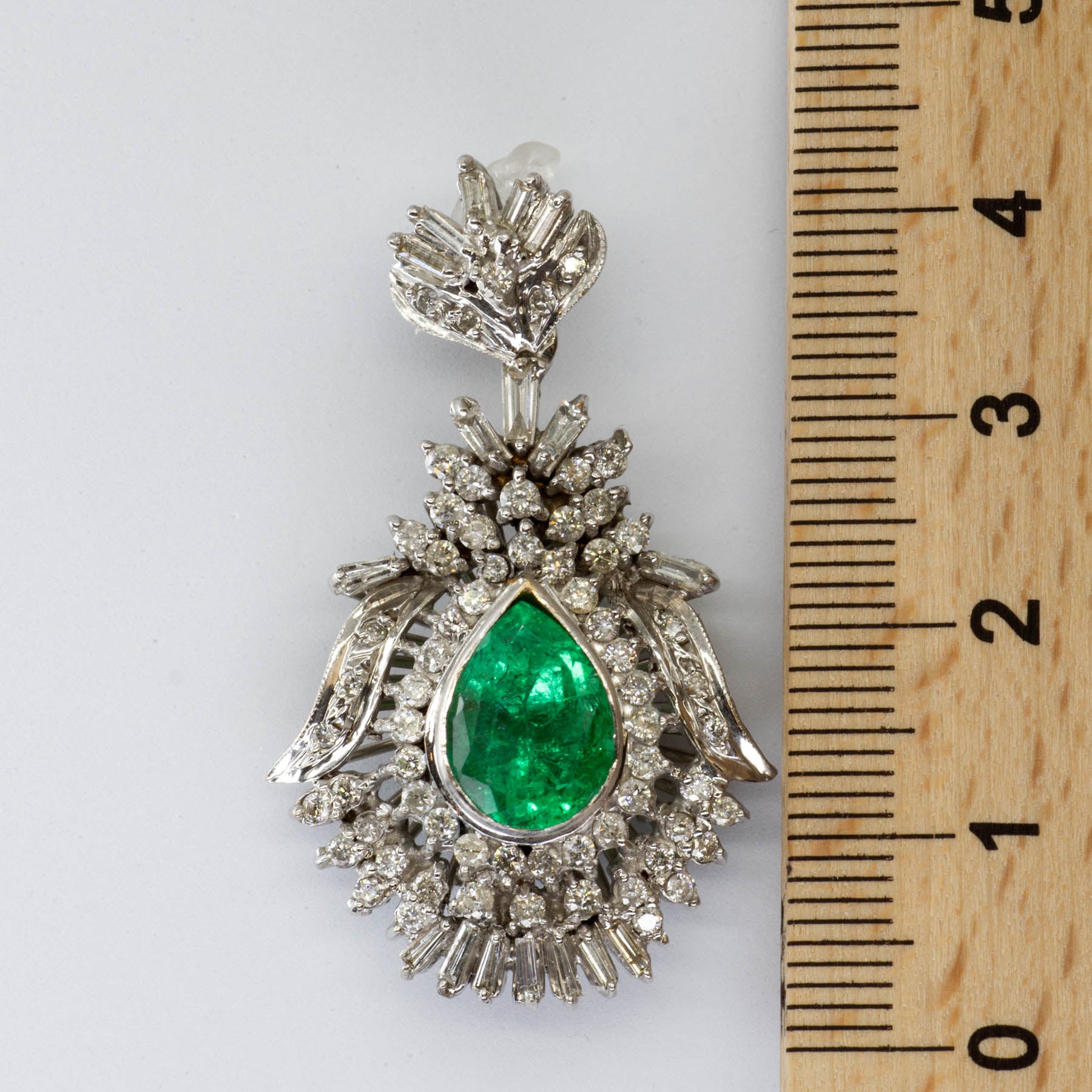Pendentif en or blanc 18 carats, diamants et émeraudes | 3,00 ct | 1,02 ct au total