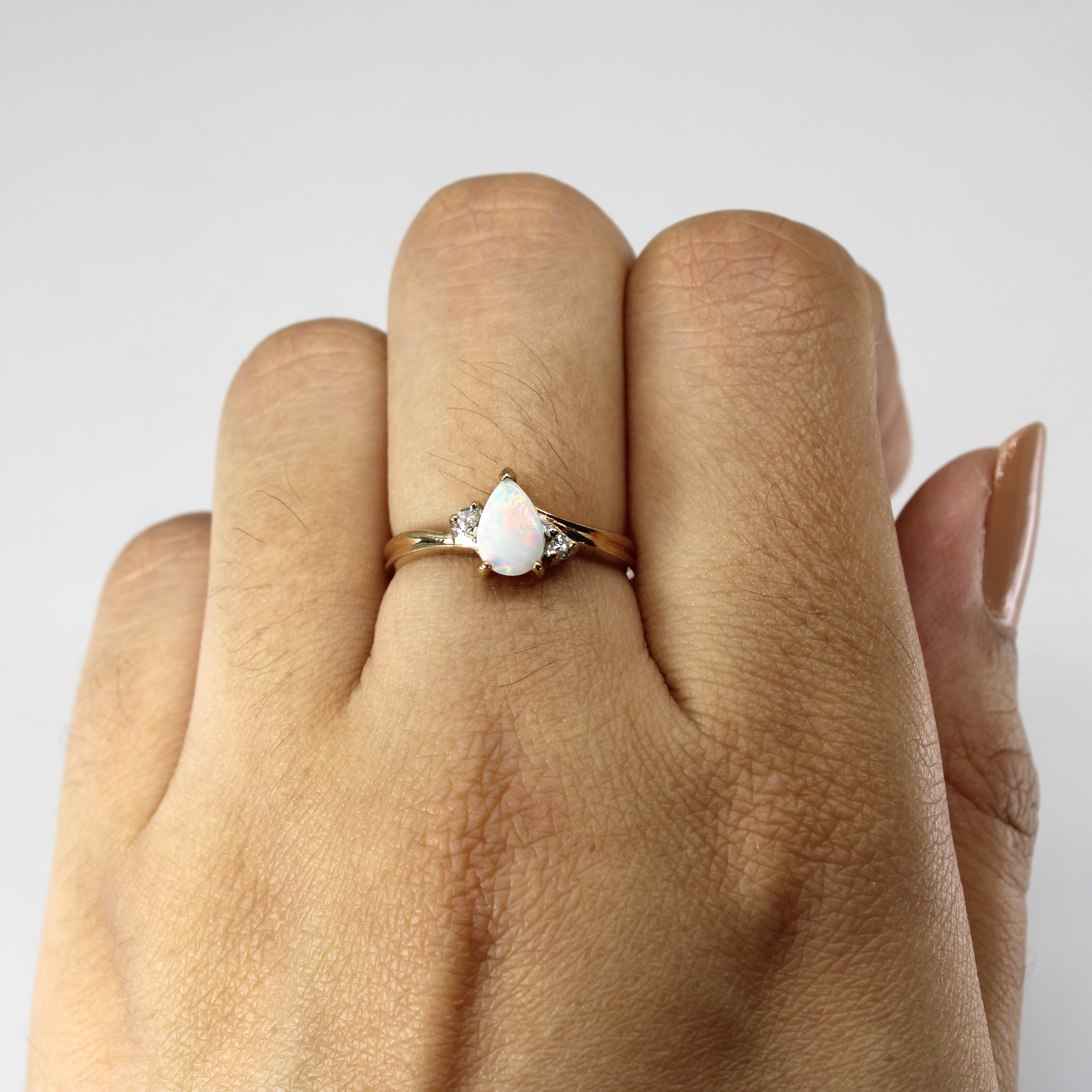 Bague en opale et diamants sertie | 0,29 ct | 0,02 ct au total | Taille 6,25 |