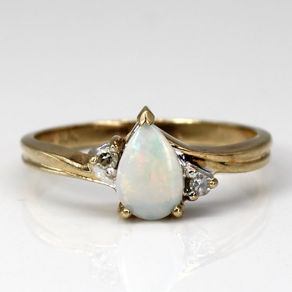 Bague en opale et diamants sertie | 0,29 ct | 0,02 ct au total | Taille 6,25 |