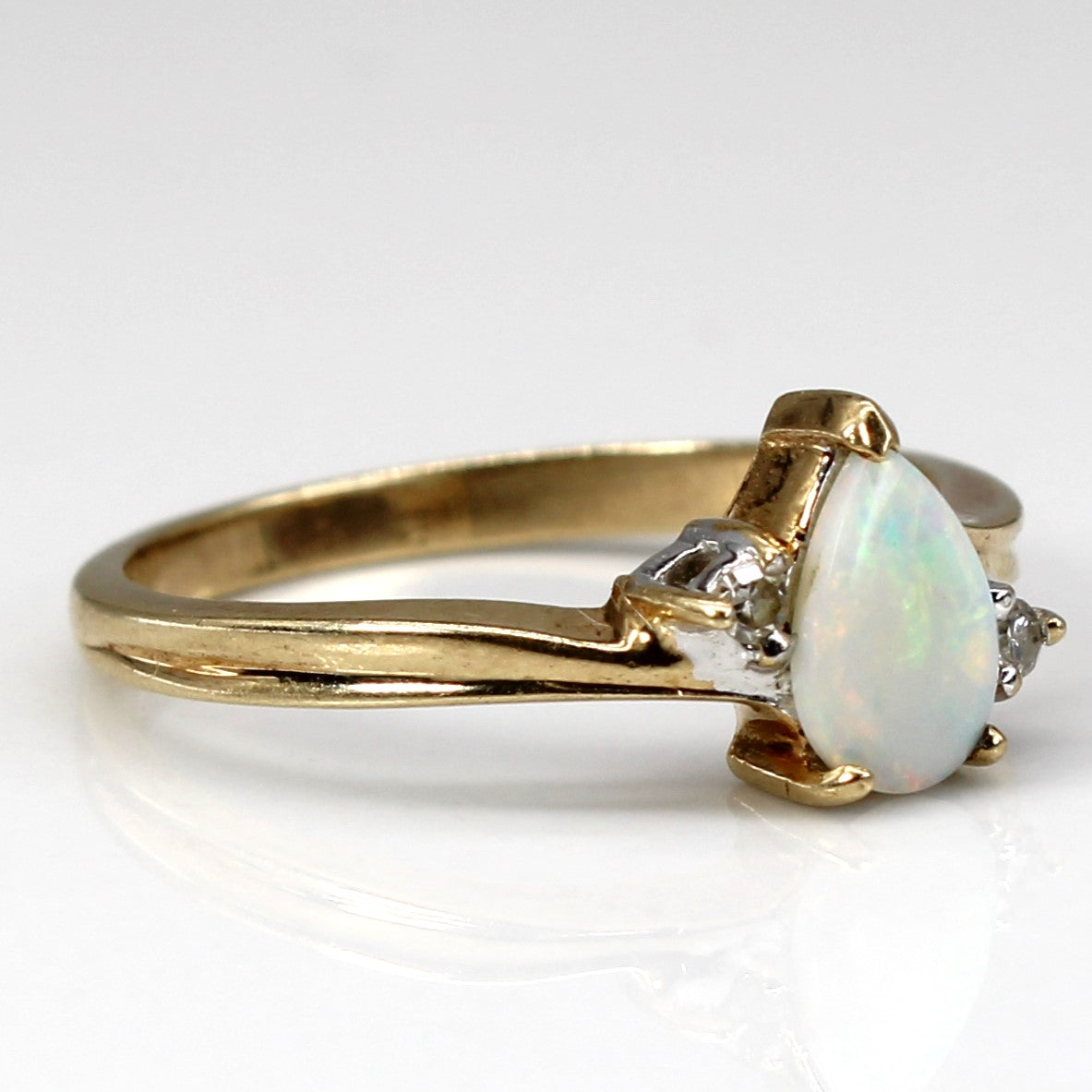 Bague en opale et diamants sertie | 0,29 ct | 0,02 ct au total | Taille 6,25 |